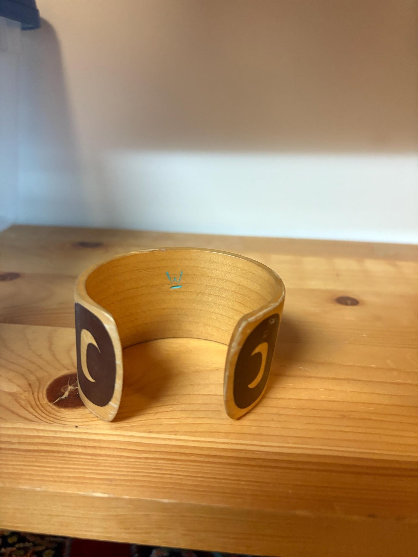 Fabulous indigenous first nation Pacific Northwest Coast 3 x 2 high signed in detailed Raven bracelet Cuff with abalone eye cedar beauty
