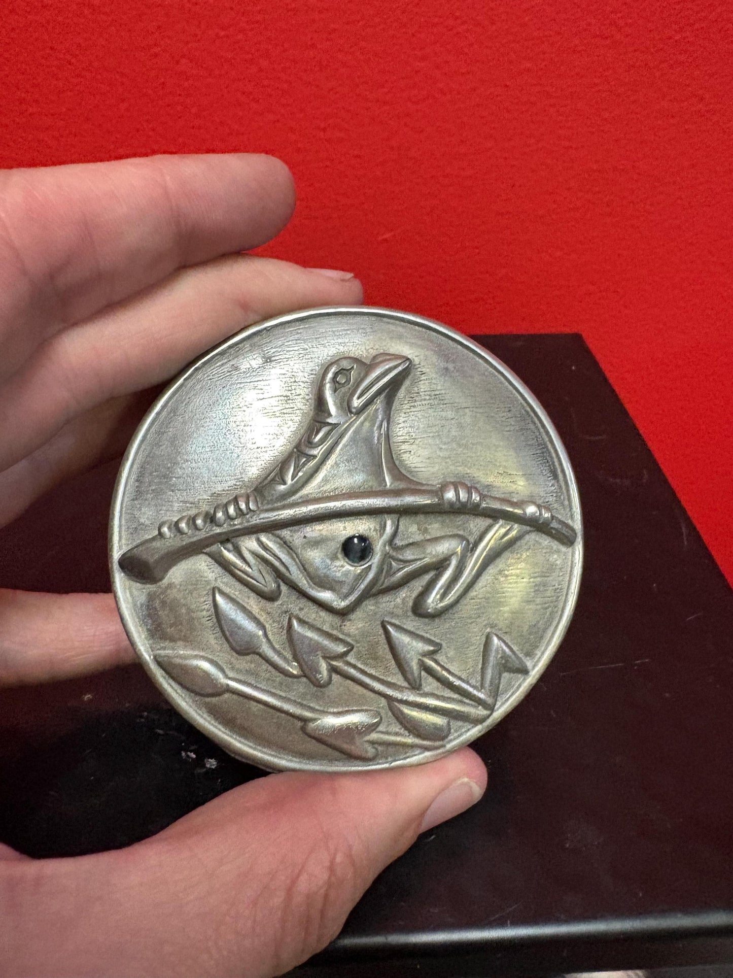 Cool indigenous First Nations pewter Haida frog pot  designed in Canada by Glen RABENA  great detail and great gift  3 x 1 high