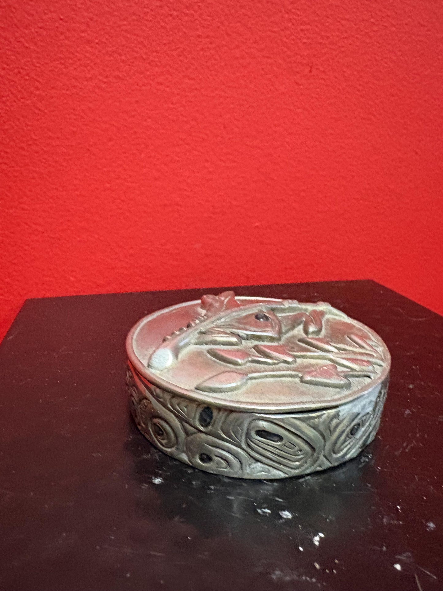 Cool indigenous First Nations pewter Haida frog pot  designed in Canada by Glen RABENA  great detail and great gift  3 x 1 high