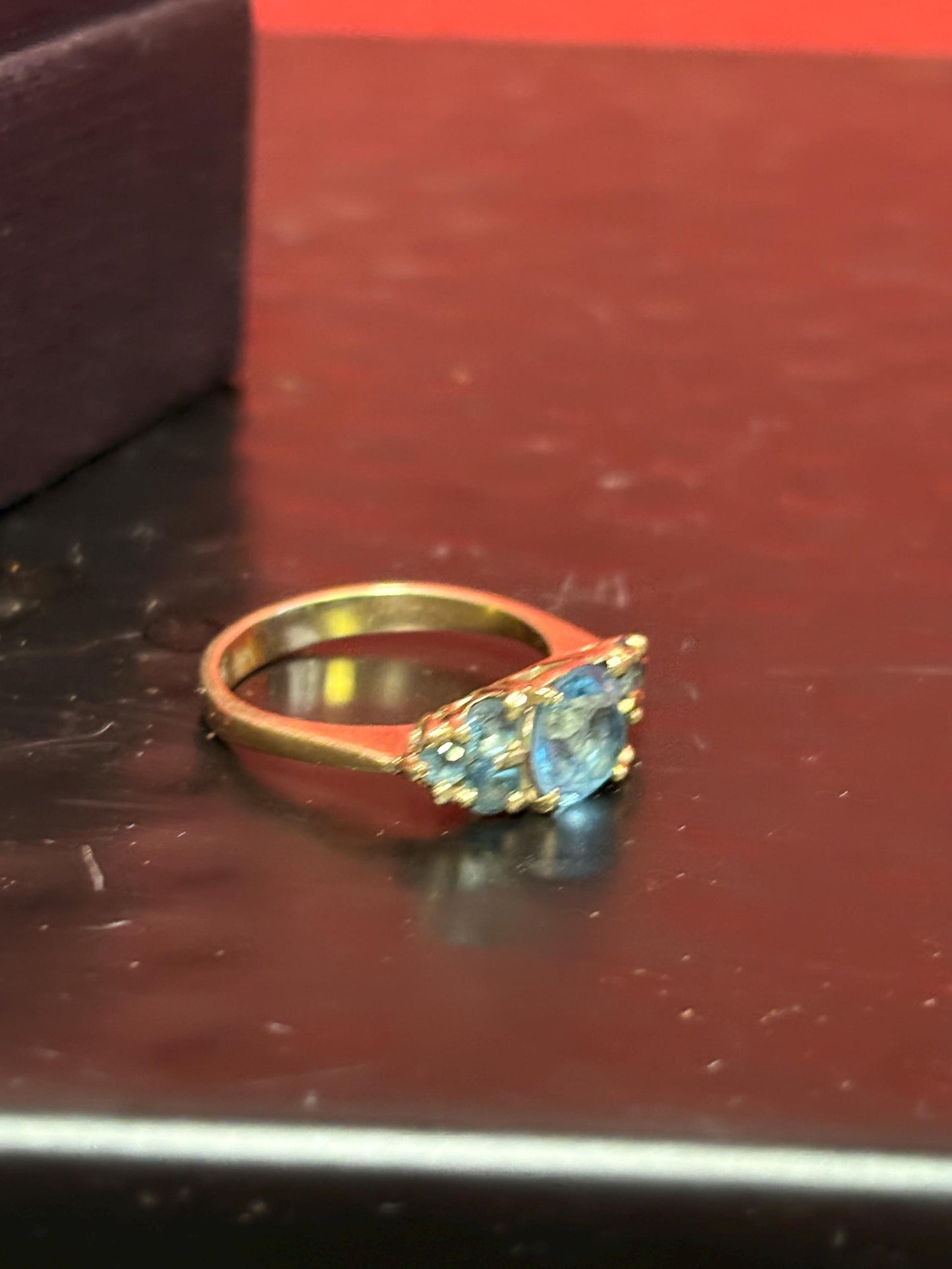 Beautiful 9K gold ring with seven stones elegant and beautiful - size 6.5 - B -