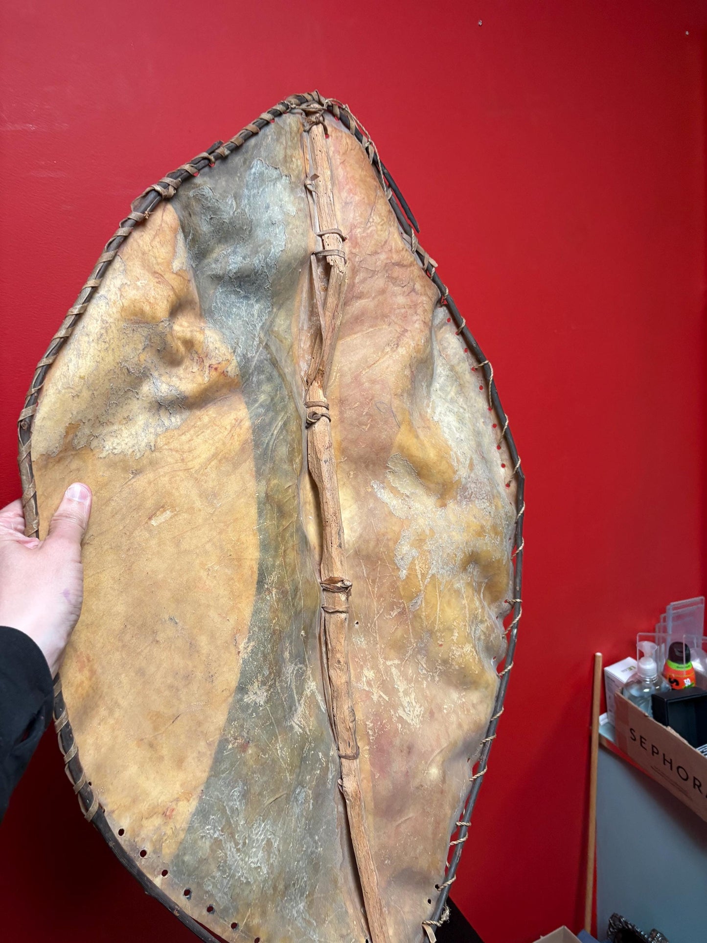 Beautiful authentic antique 32 x 19“ wide African painted warrior shield great decoration and not perfect condition. See photos.