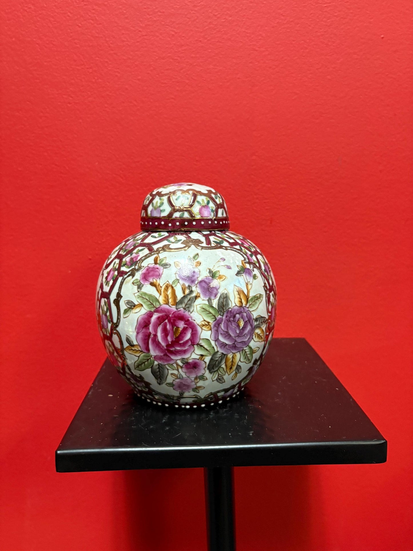 Beautiful antique Chinese 6 inch porcelain ginger jar hand painted and signed great value