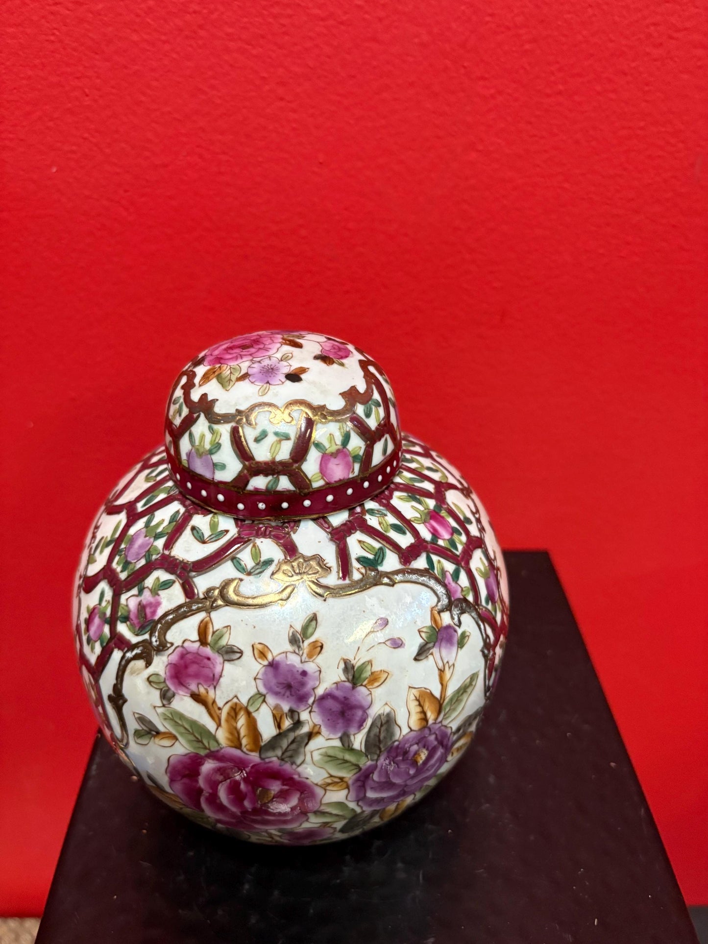 Beautiful antique Chinese 6 inch porcelain ginger jar hand painted and signed great value