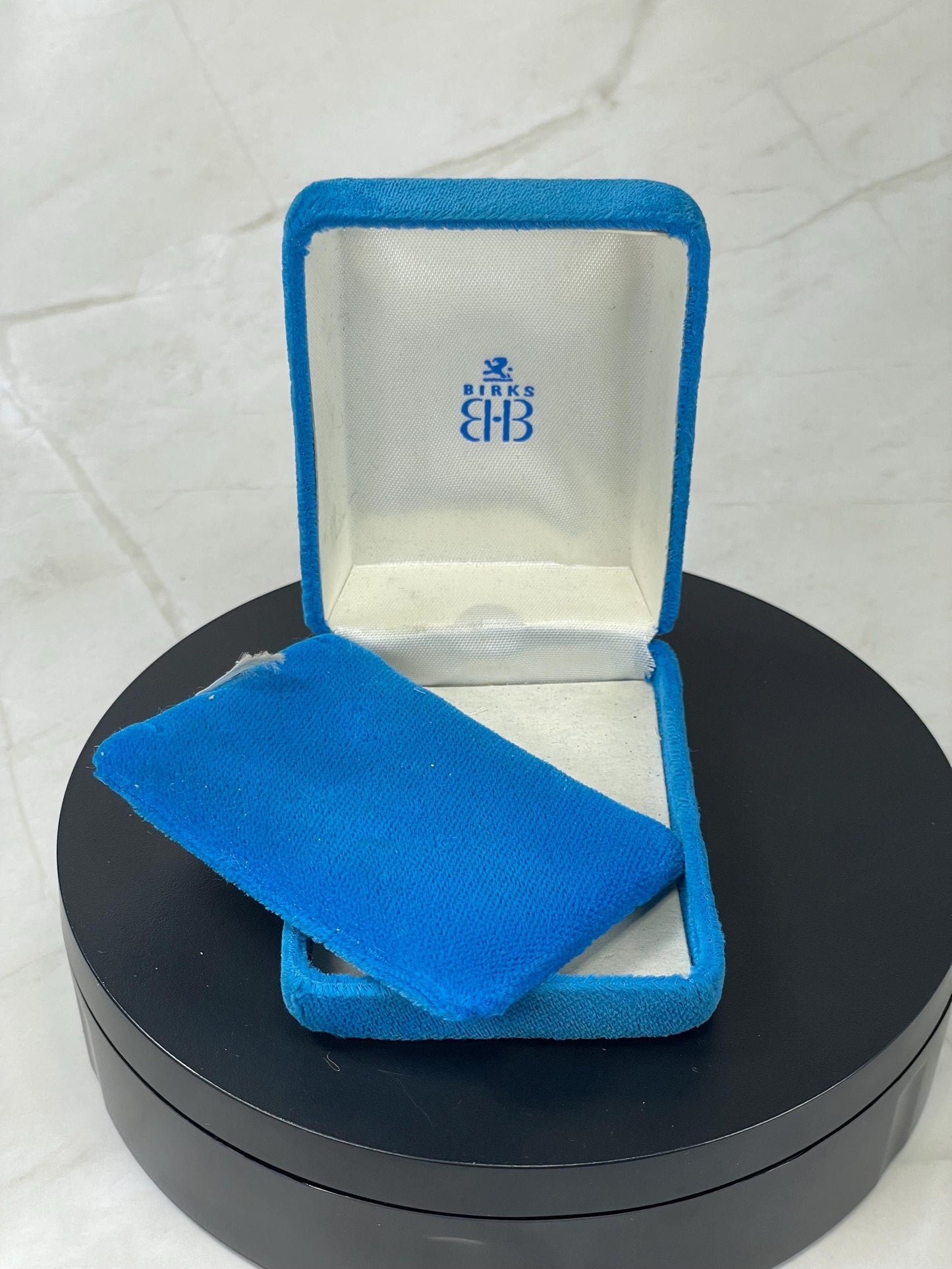 Amazing Canadian Birks 3.25 x 2.5 x 1.25 inch high jewellery box  in great shape  perfect to give something sparkly in wow