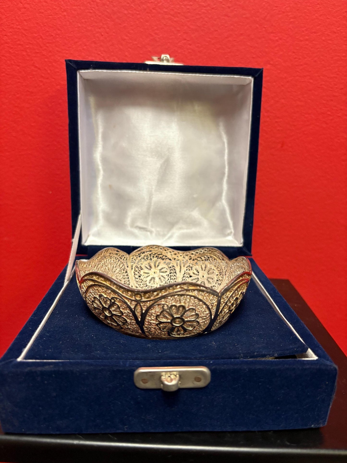 Stunning Chinese silver filigree 4 inch bowl in original box  approximately 120 g  wonderful condition and amazing gift and great value- B