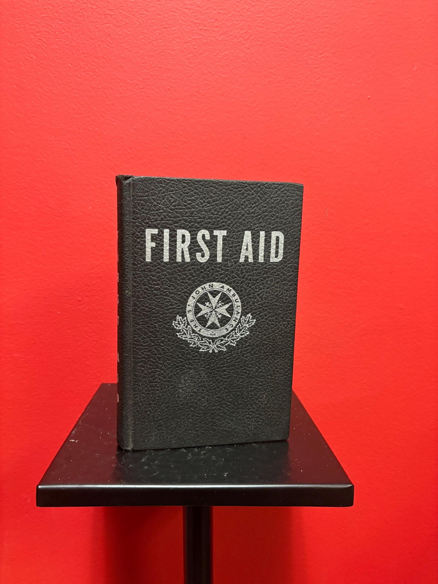 Very cool St. Johns ambulance first aid book 2nd Canadian edition 1971 good condition