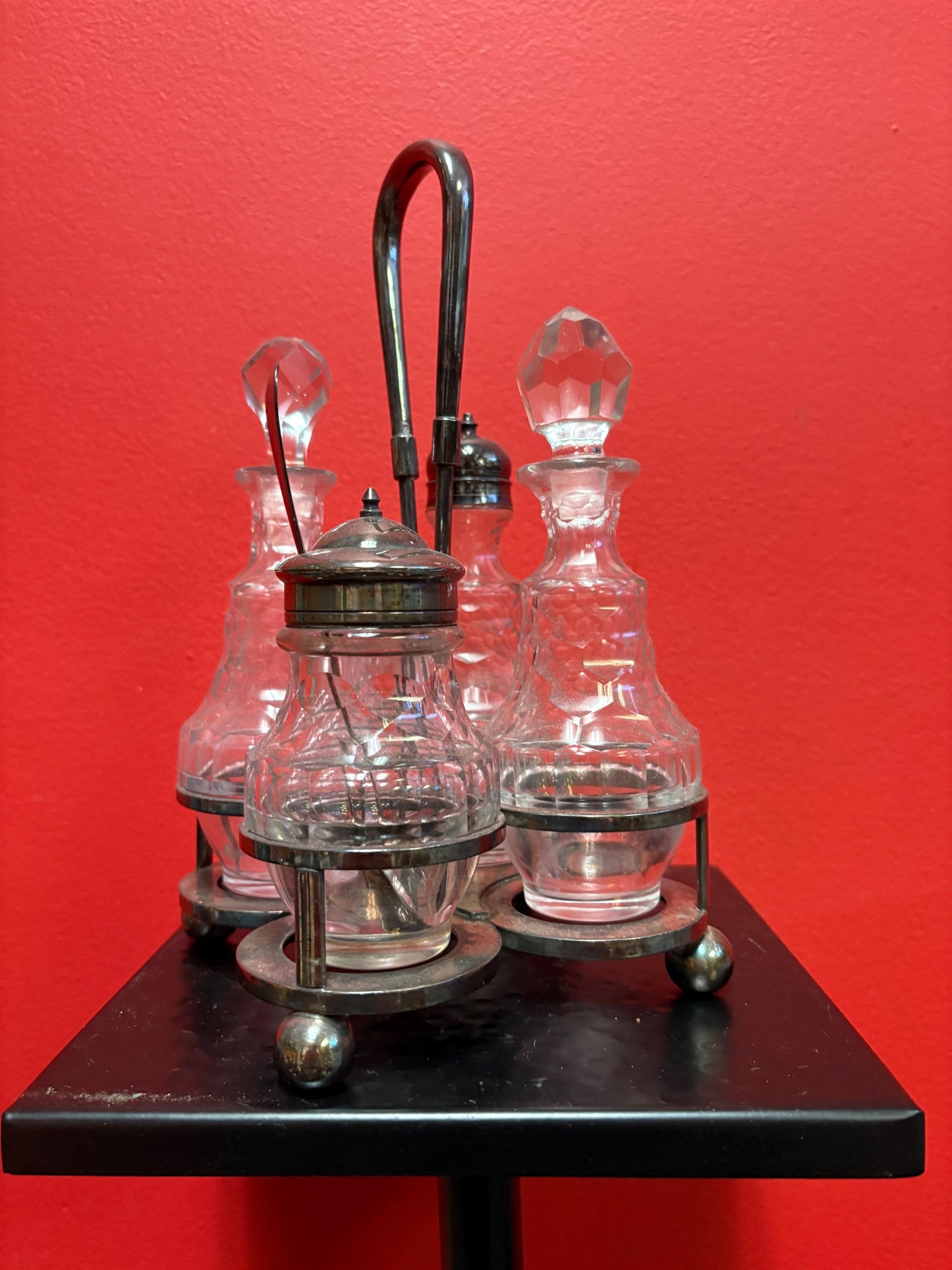 Beautiful English silver plated and crystal cruet set in great condition  wow   great value  perfect gift