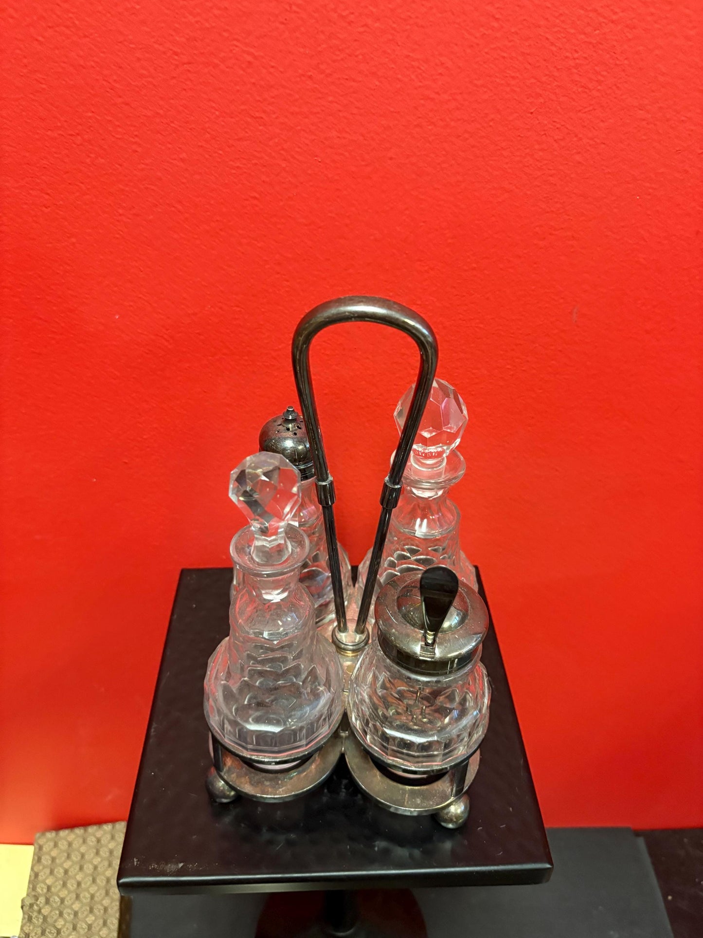 Beautiful English silver plated and crystal cruet set in great condition  wow   great value  perfect gift