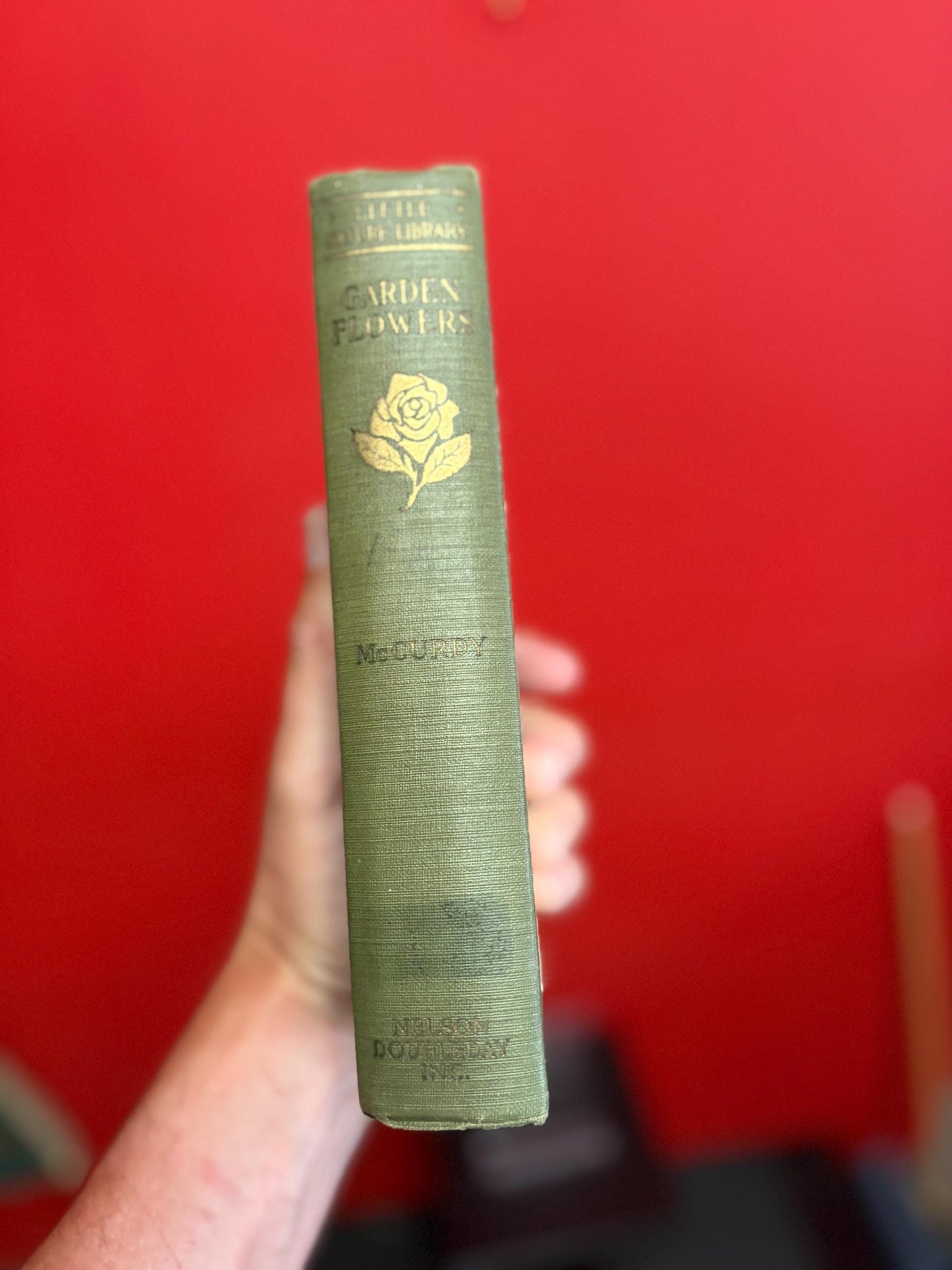 Beautiful antique garden flowers book - nice illustrations - 1st edition 1927 - pretty great condition - 311 pages and perfect gift