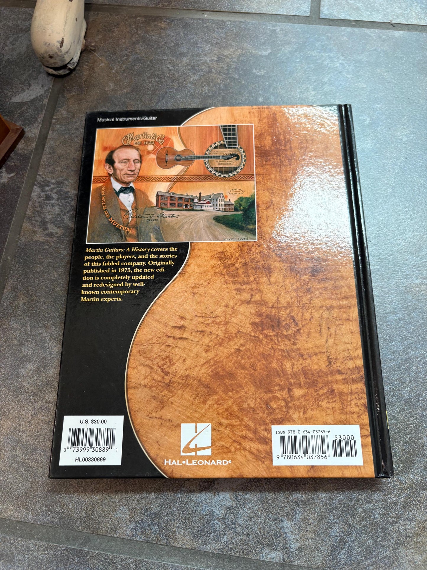 Amazing Martins guitar history book of that condition and great gift 230 pages great pictures and info wow