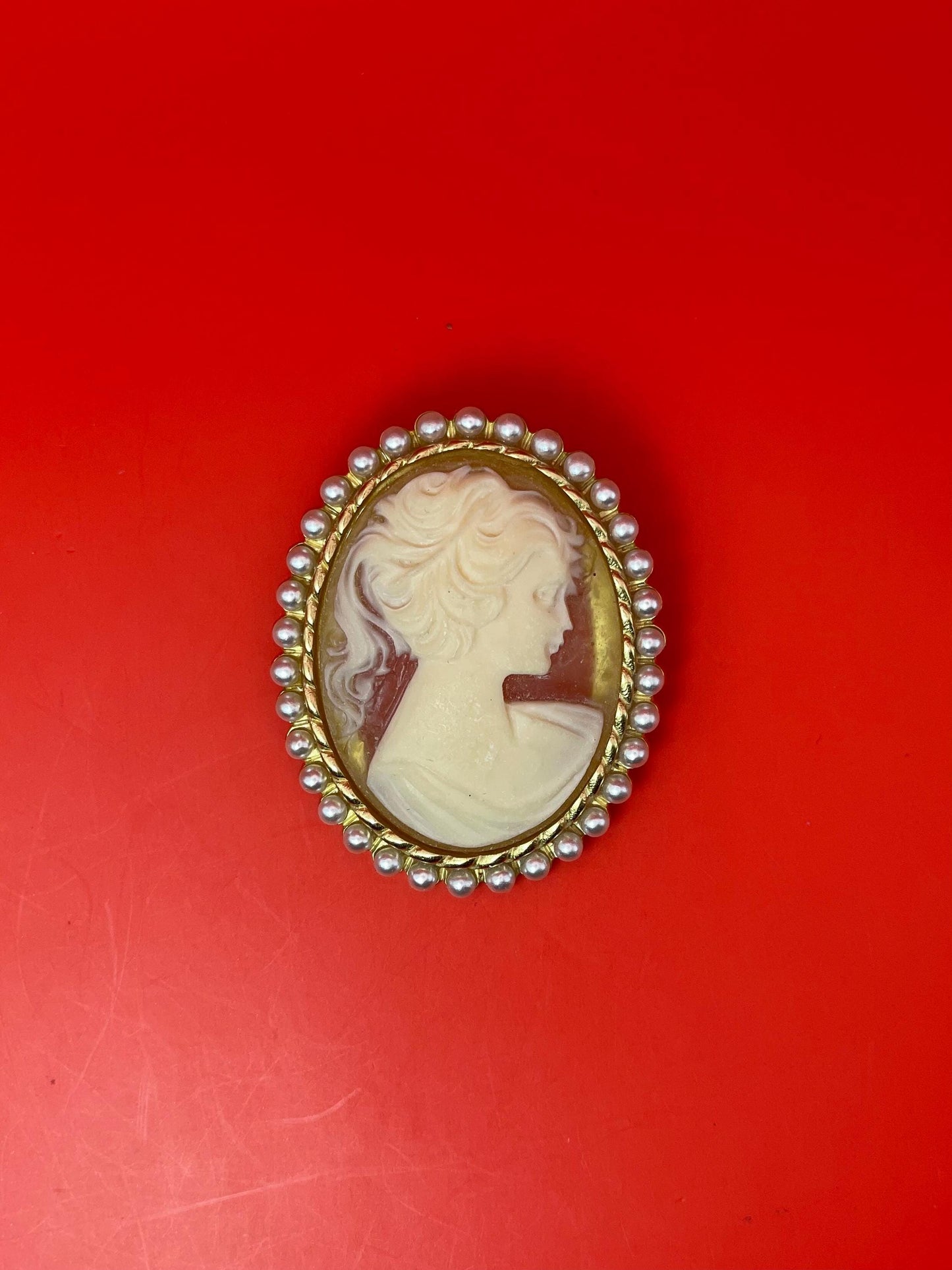 Vintage Cameo Brooch with Faux Pearl Border Gold Tone Frame
