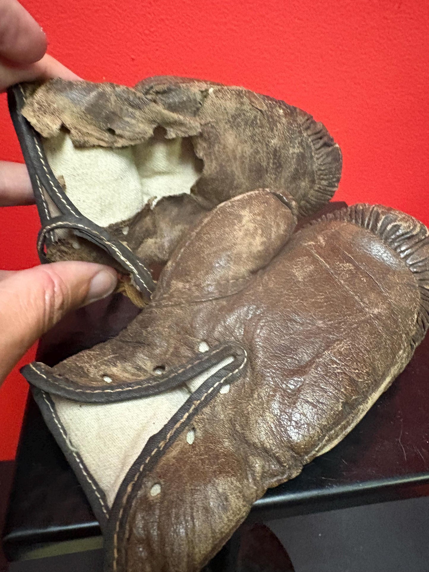 Crazy cool museum quality 7 inch long 1920s childrens boxing gloves as is condition amazing boxing history wow