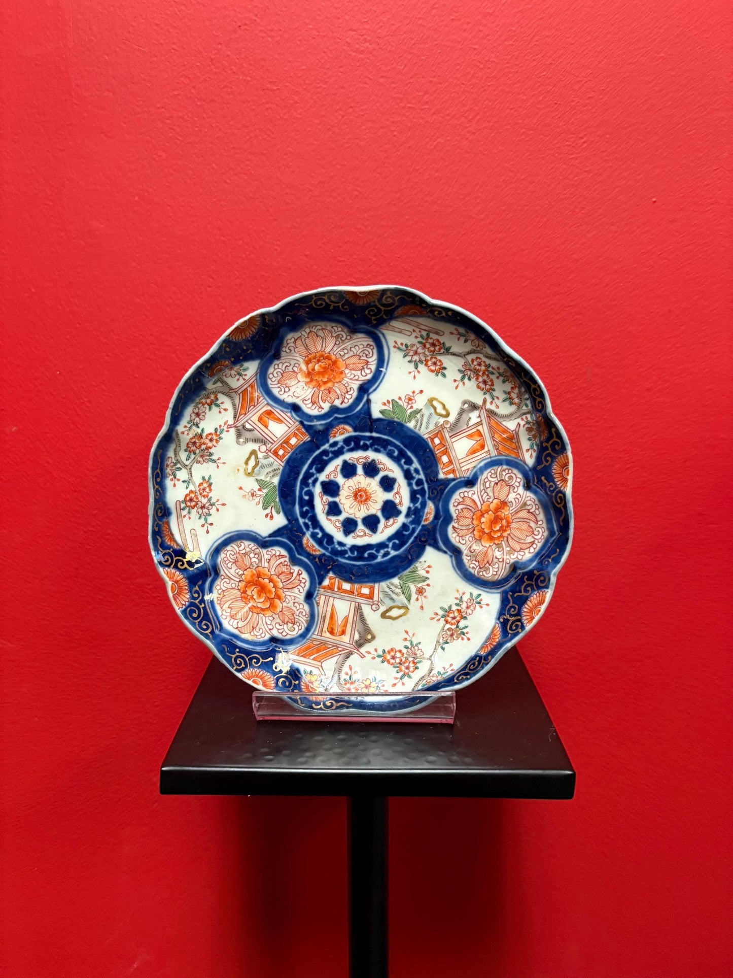 Beautiful Japanese imari antique 8 1/2 inch plate with scalloped edges great condition great value