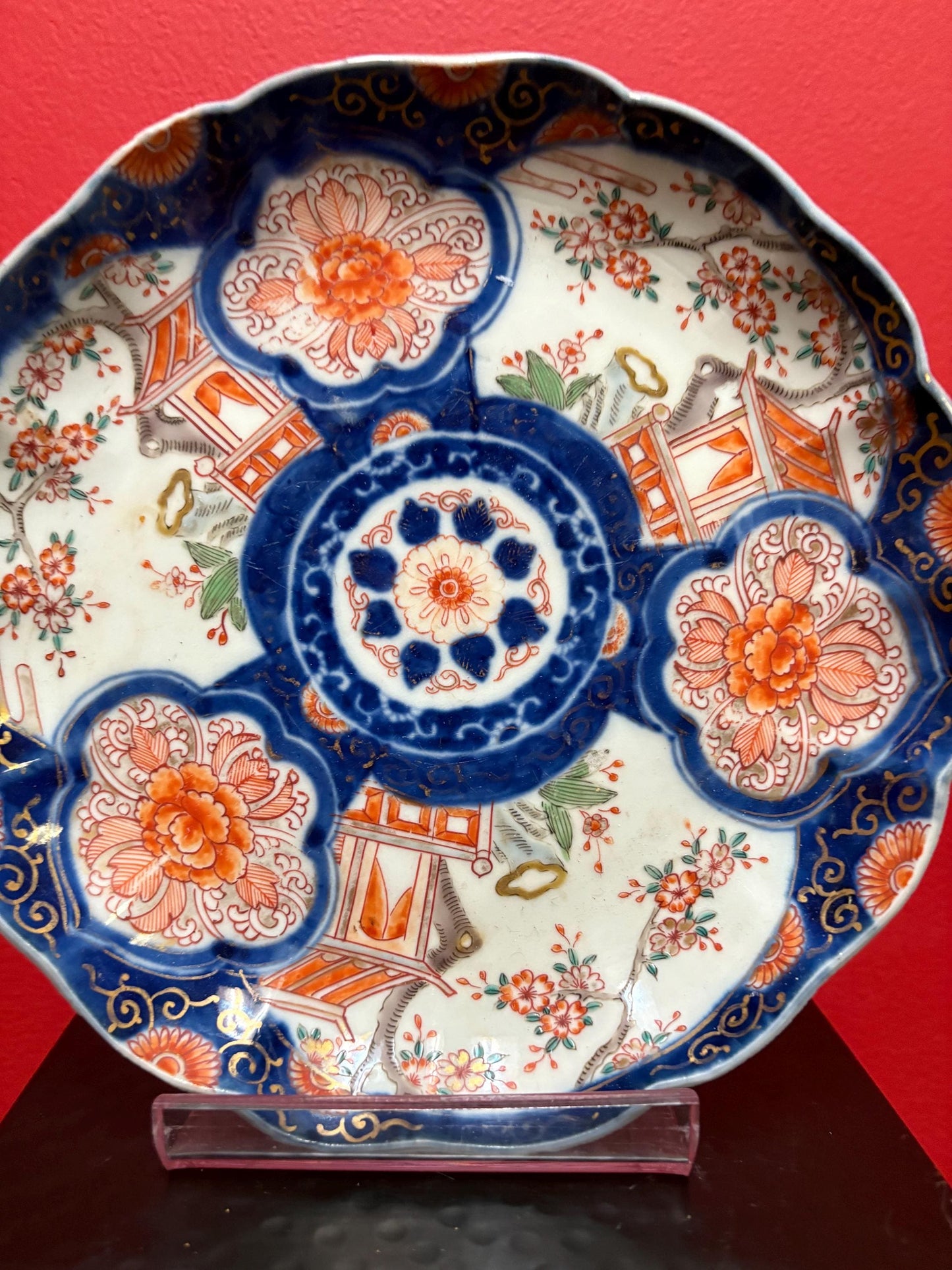 Beautiful Japanese imari antique 8 1/2 inch plate with scalloped edges great condition great value