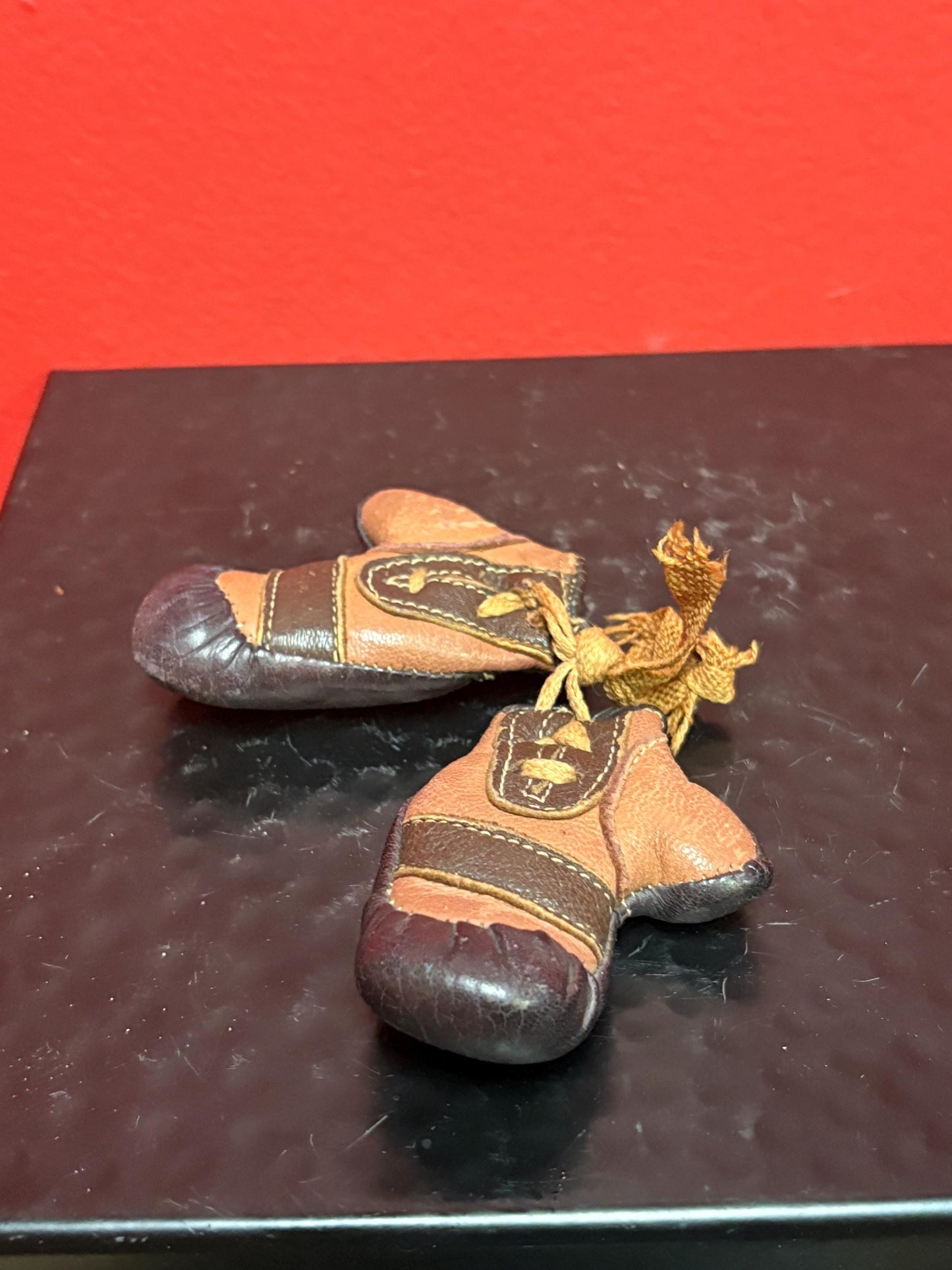 Extremely rare 1920s signed miniature boxing gloves by Jack Dempsey 2 inches - piece of boxing history authentic and great condition