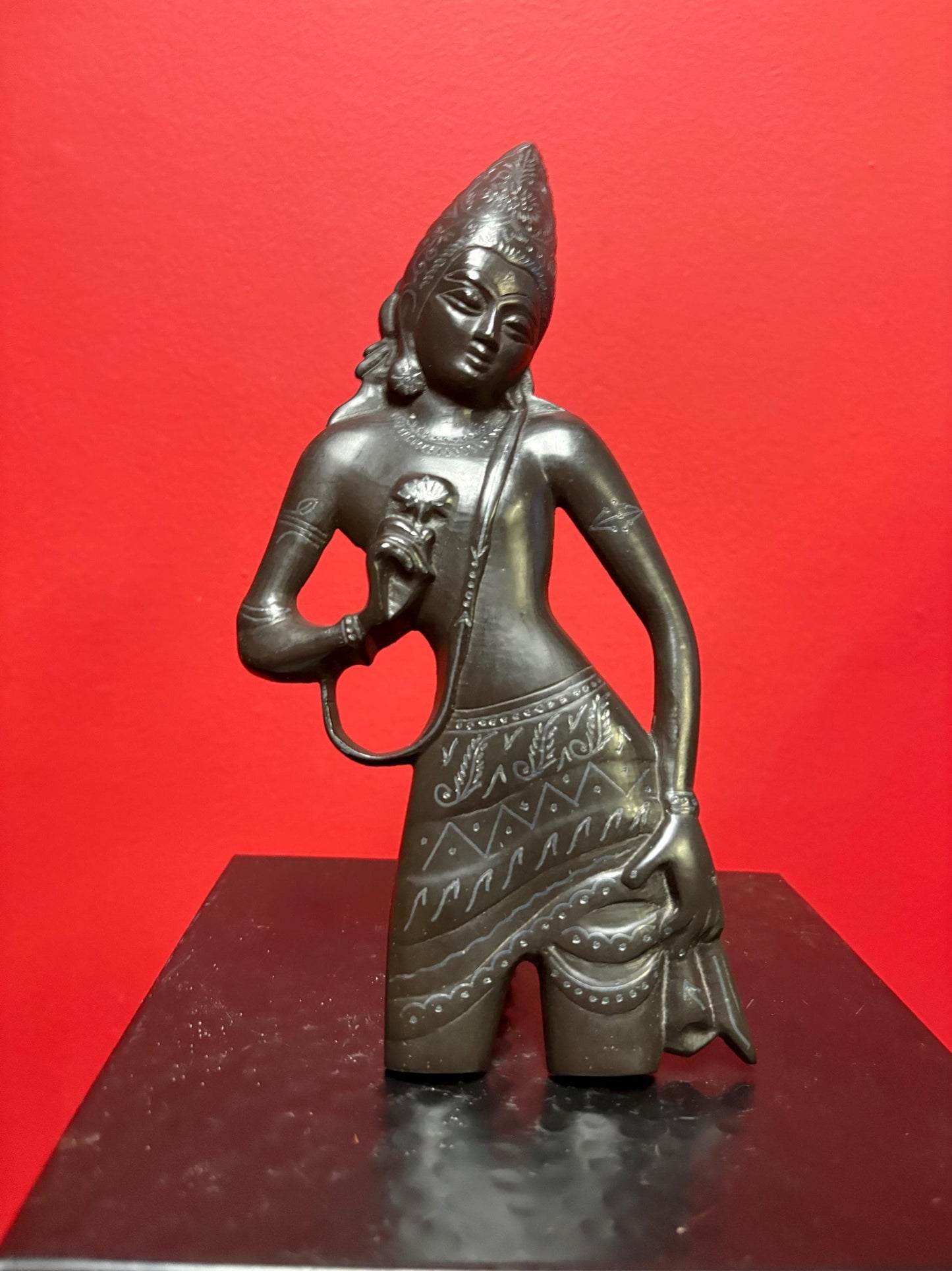 Beautiful Asian bronze lady 9 x 4 wide stands or hangs great detail and great value