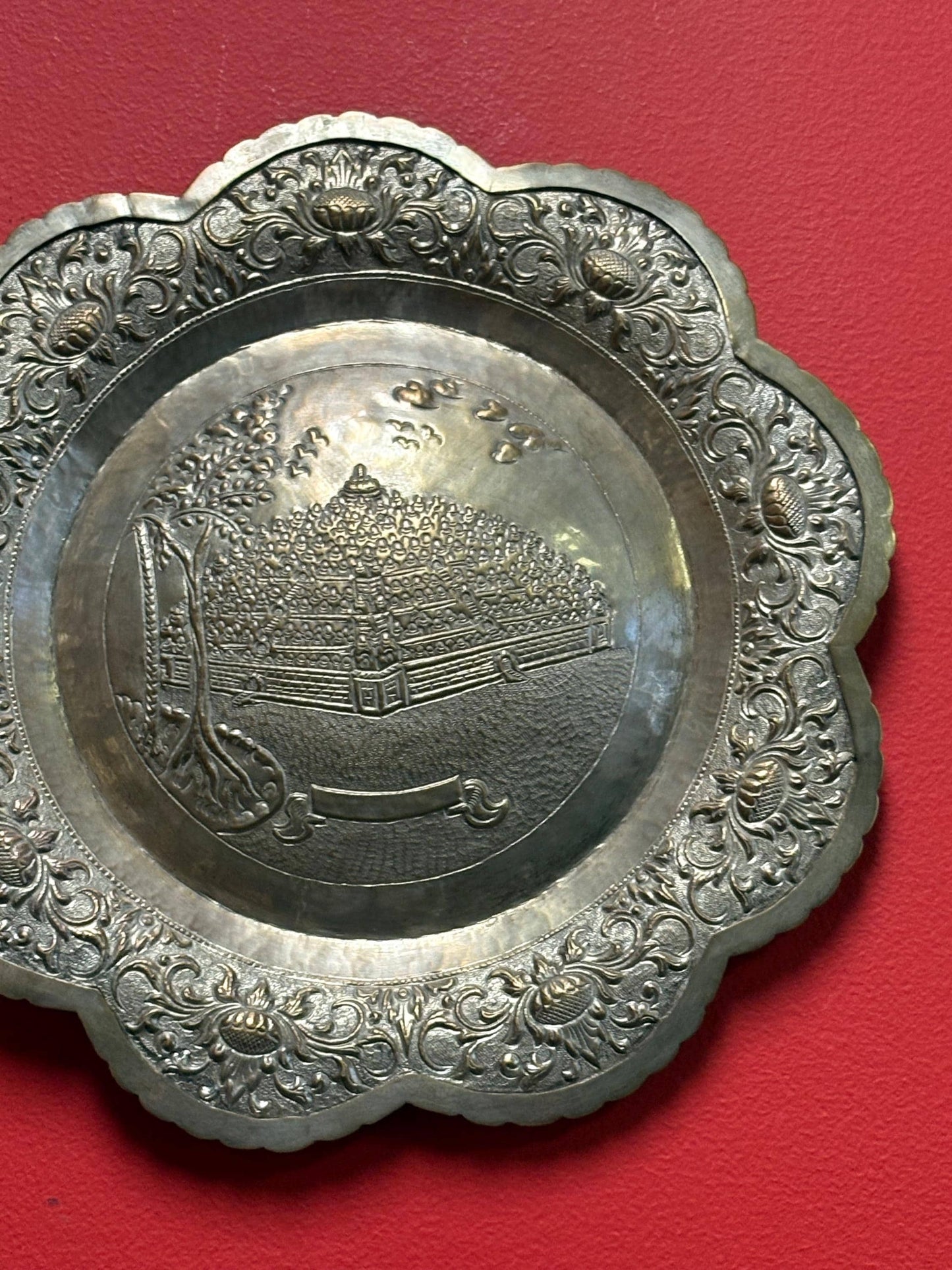 620 g - untested Asian silver plate with amazing detailed scene ready to hang great value 13 inches