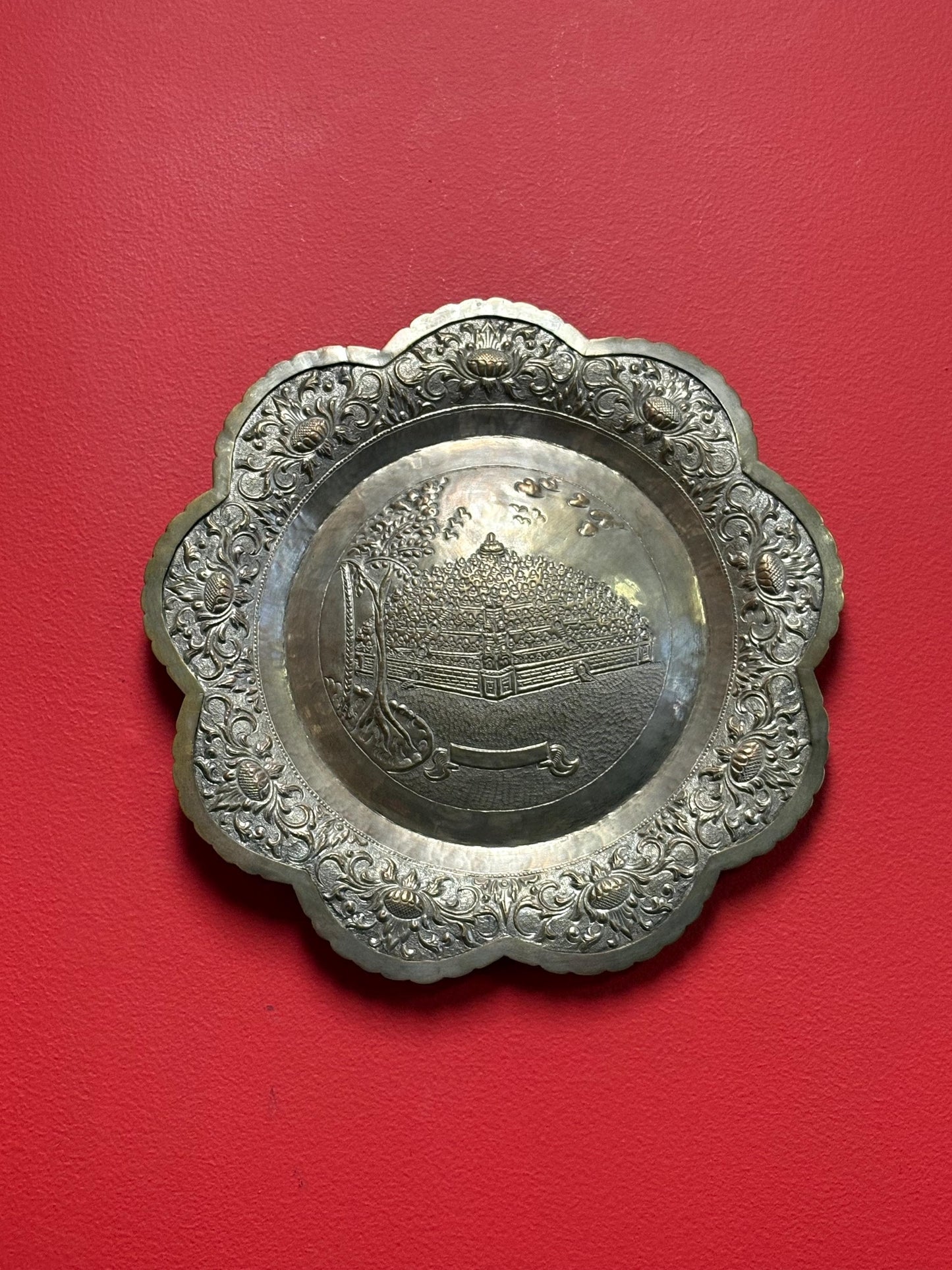 620 g - untested Asian silver plate with amazing detailed scene ready to hang great value 13 inches