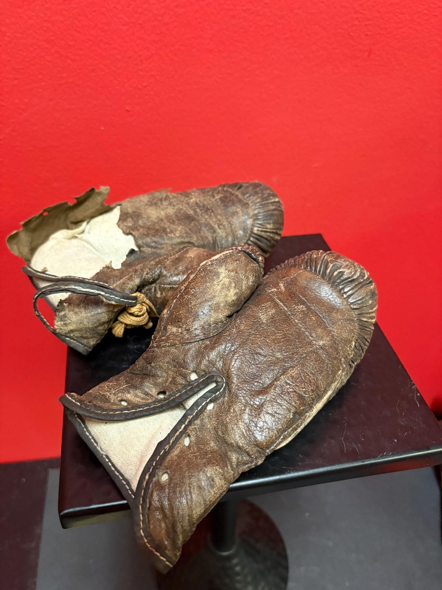 Crazy cool museum quality 7 inch long 1920s childrens boxing gloves as is condition amazing boxing history wow
