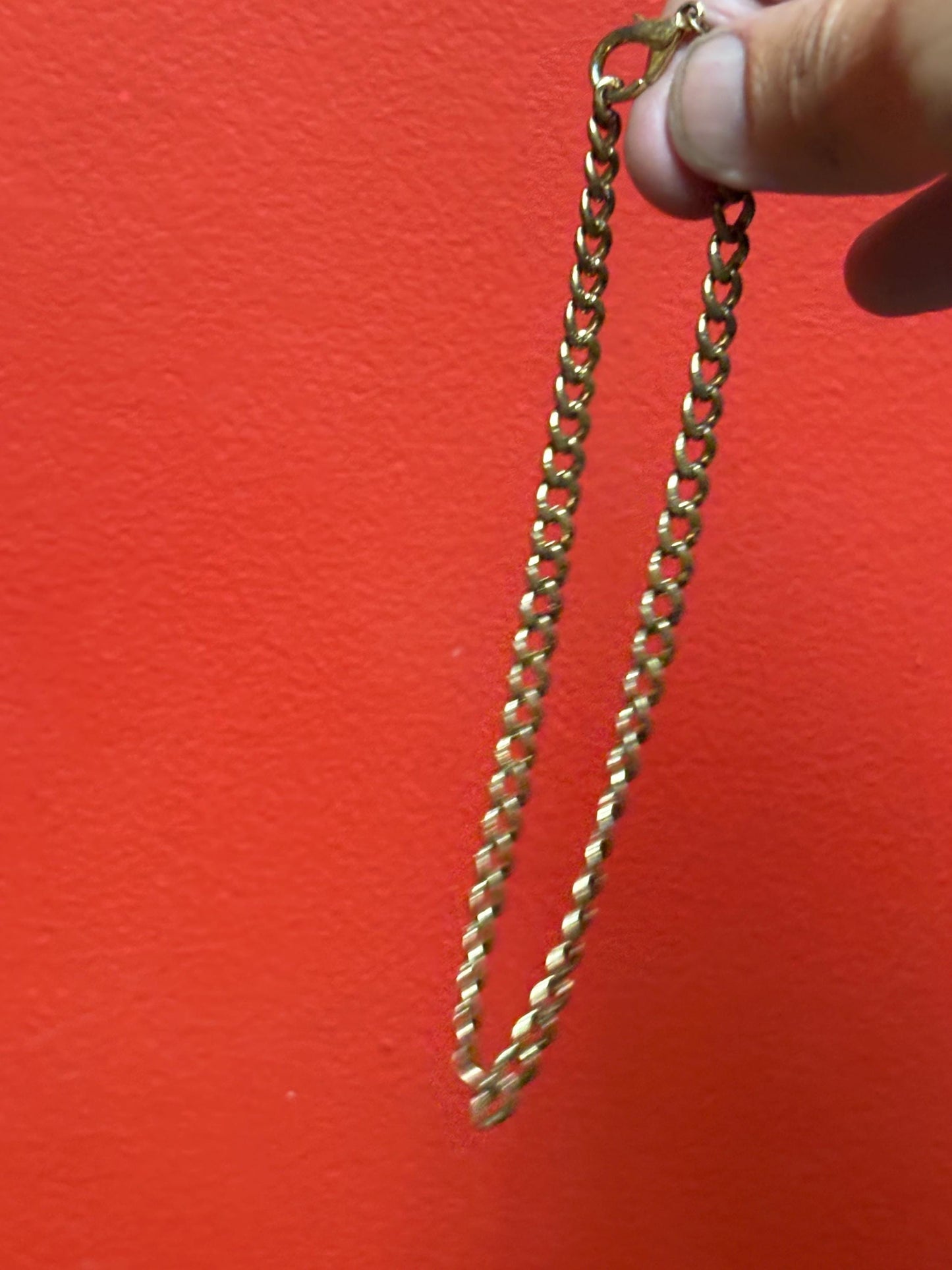 Beautiful untested gold bracelet link chain style and approximately 10 inches long 5 grams