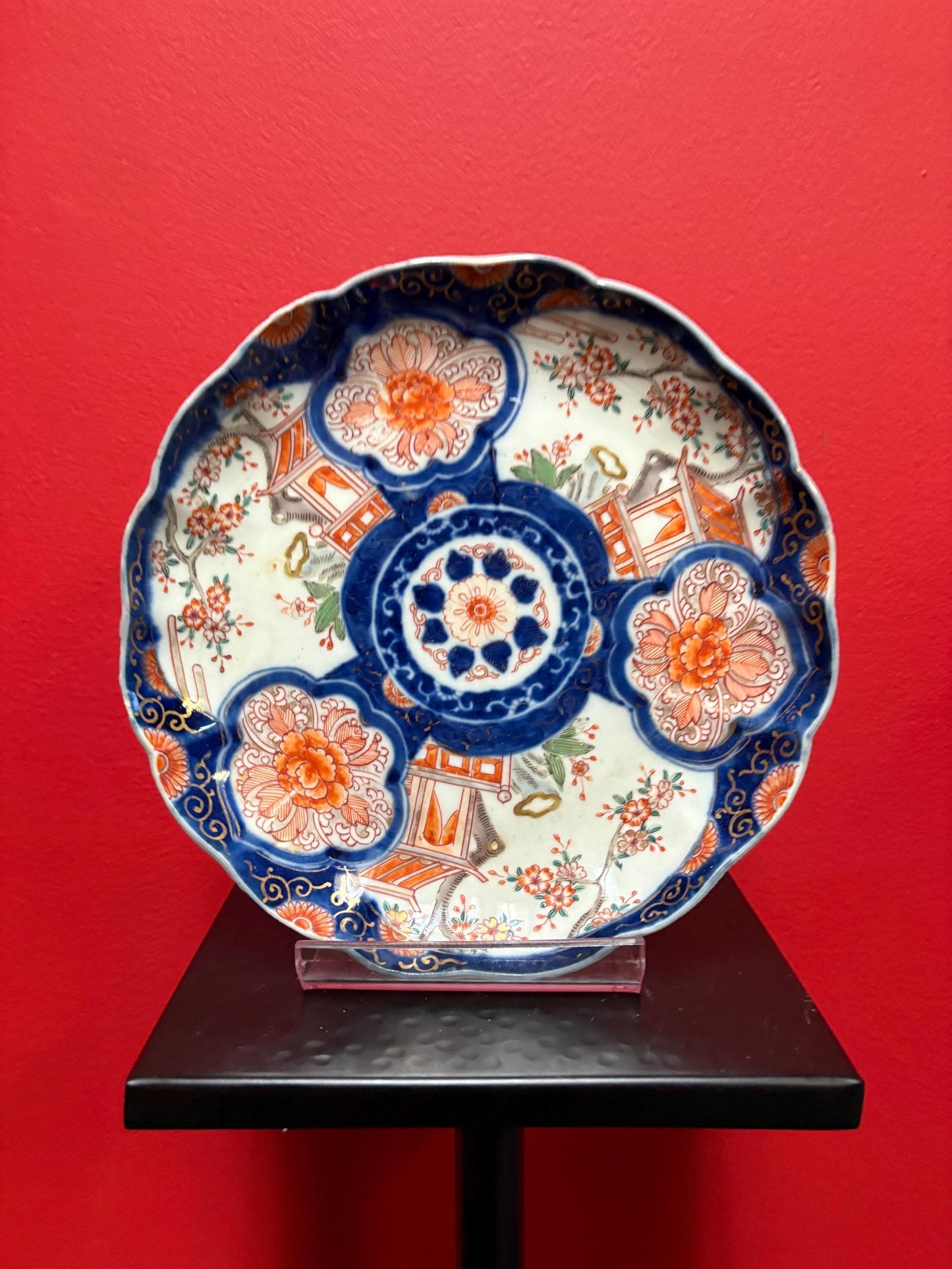 Beautiful Japanese imari antique 8 1/2 inch plate with scalloped edges great condition great value