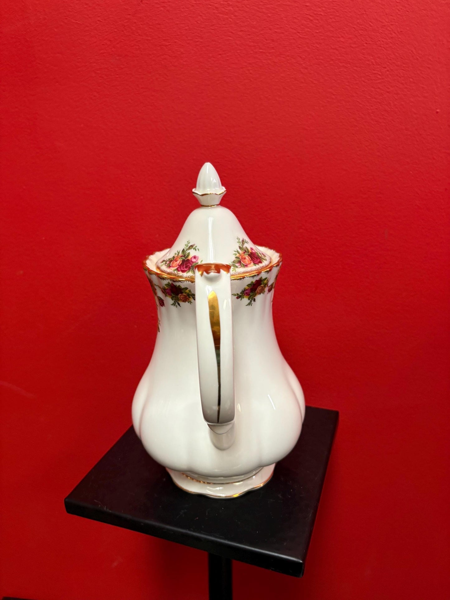 Beautiful Royal Albert old country Rose  10 x 8 wide  coffee pot in perfect  condition  wow