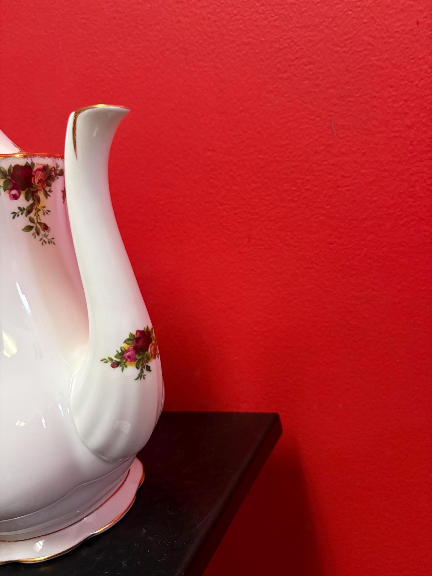 Beautiful Royal Albert old country Rose  10 x 8 wide  coffee pot in perfect  condition  wow