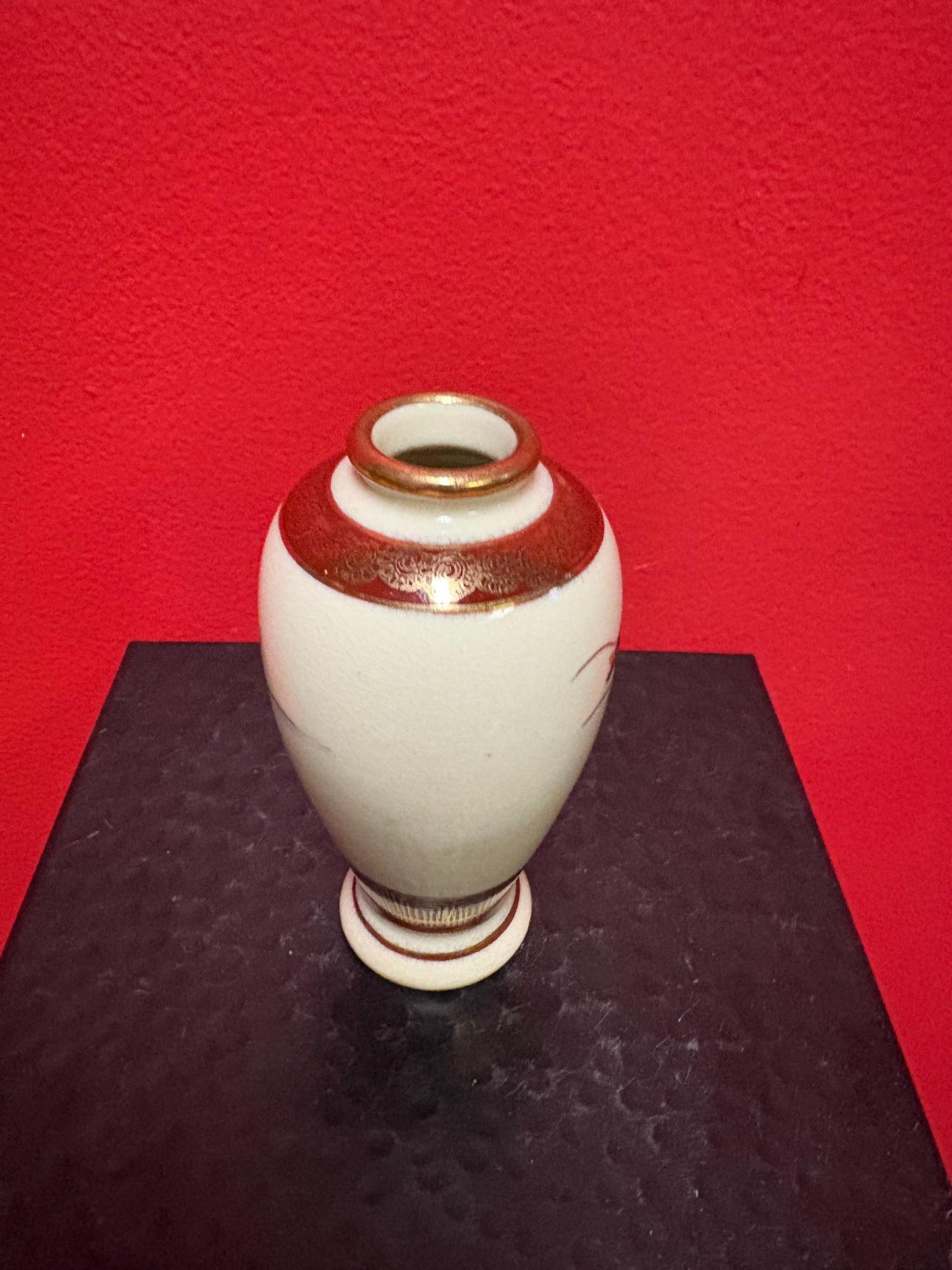 Beautiful Japanese 5 1/2 inch tall signed Satsuma vase in mint condition great collectors piece or gift