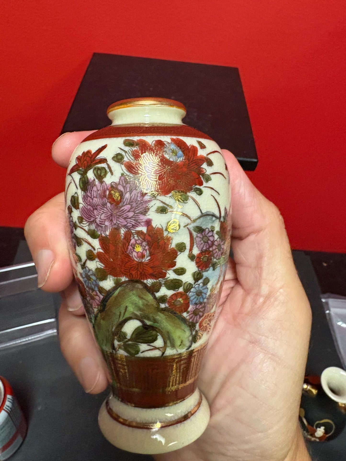 Beautiful Japanese 5 1/2 inch tall signed Satsuma vase in mint condition great collectors piece or gift