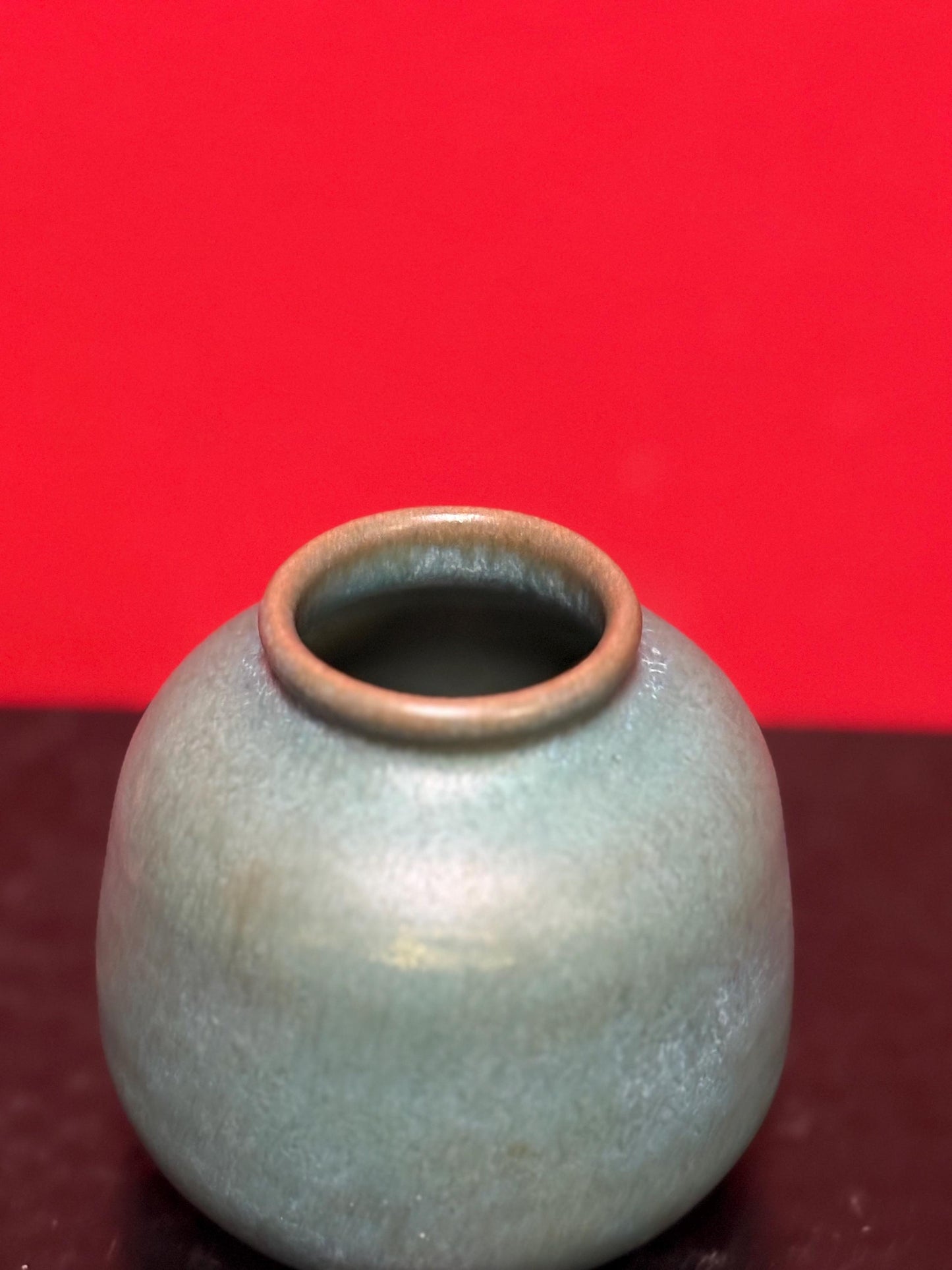 Stunning 4 inch high Victoria BC Grove pottery vintage vase with great colour and amazing condition good value