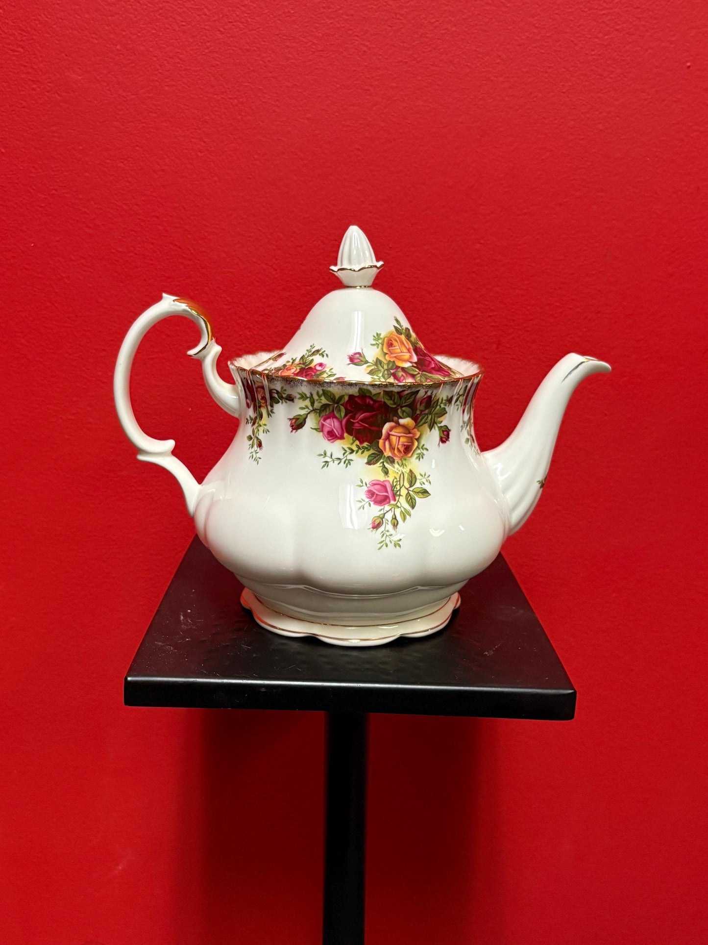 Beautiful Royal Albert old country rose teapot in mint condition