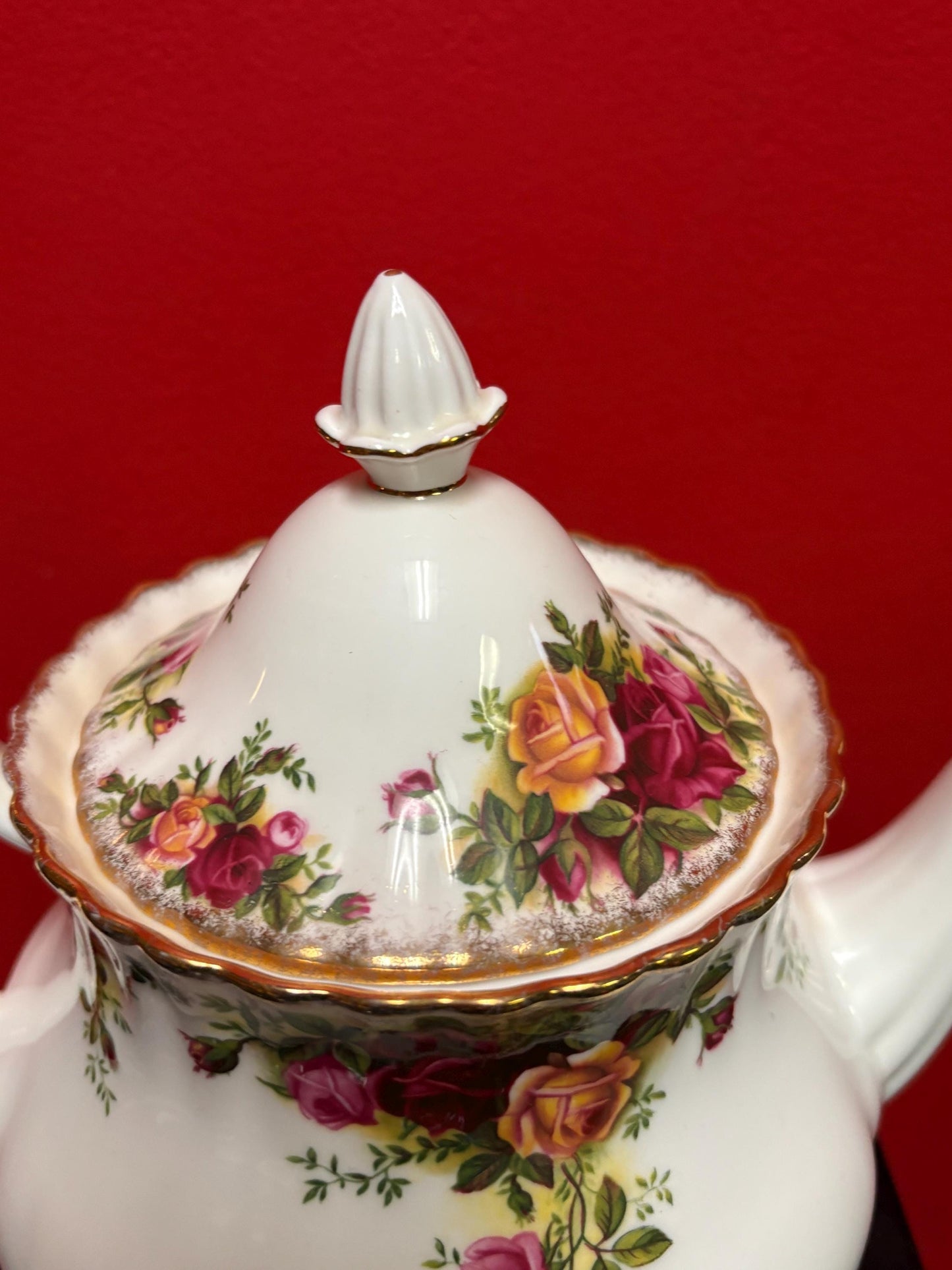 Beautiful Royal Albert old country rose teapot in mint condition