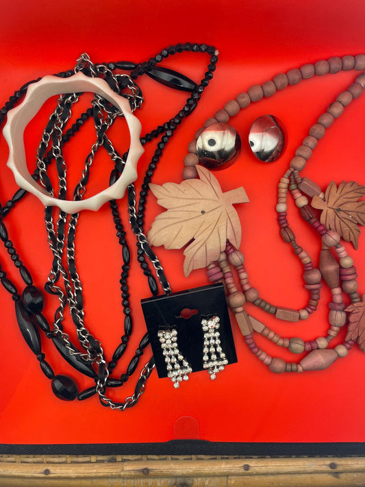 Lot of 6 Assorted Items  3 Necklaces, Bracelet and Earrings