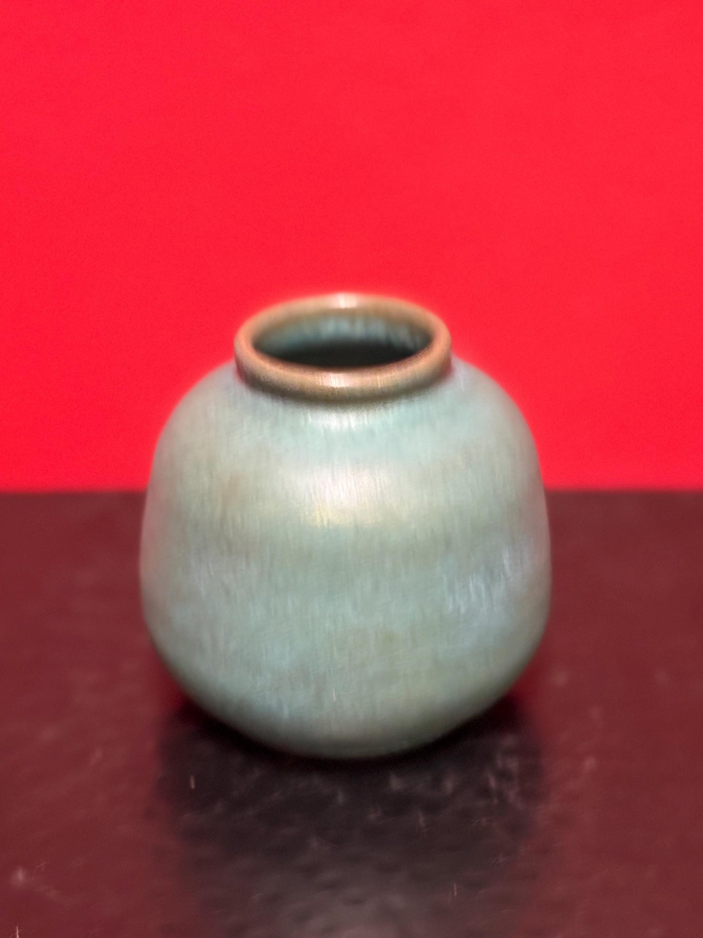 Stunning 4 inch high Victoria BC Grove pottery vintage vase with great colour and amazing condition good value