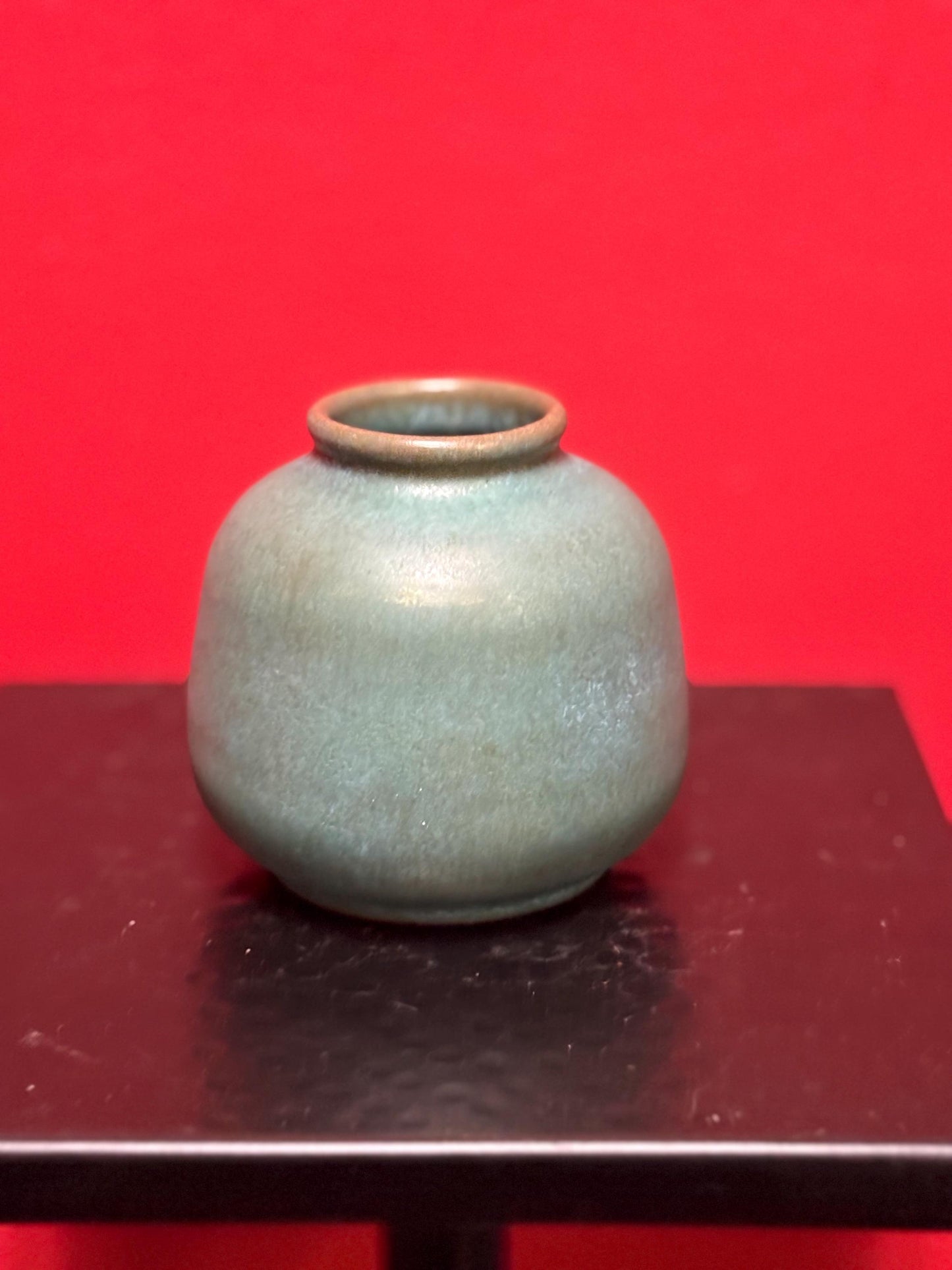 Stunning 4 inch high Victoria BC Grove pottery vintage vase with great colour and amazing condition good value