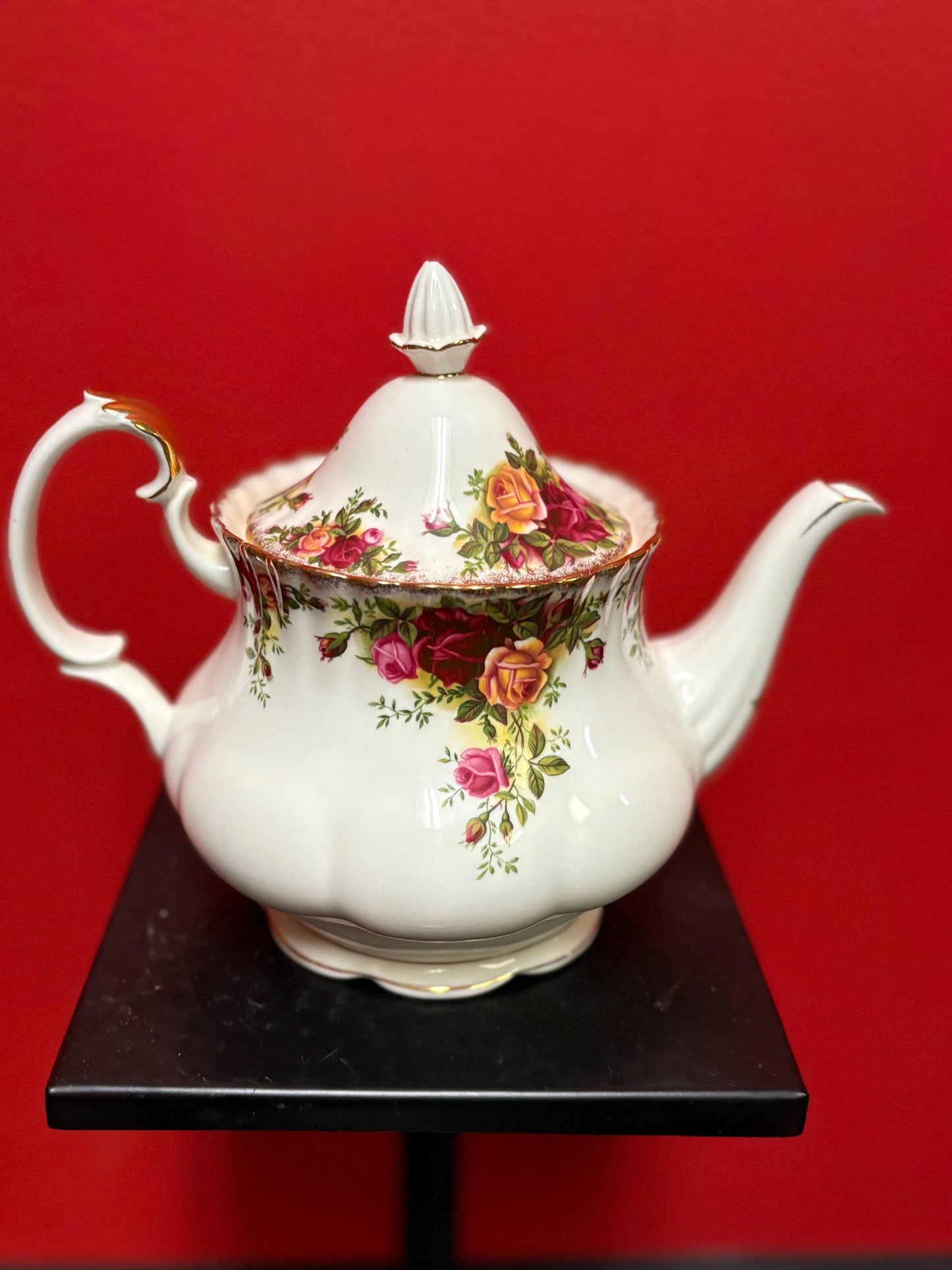 Beautiful Royal Albert old country rose teapot in mint condition