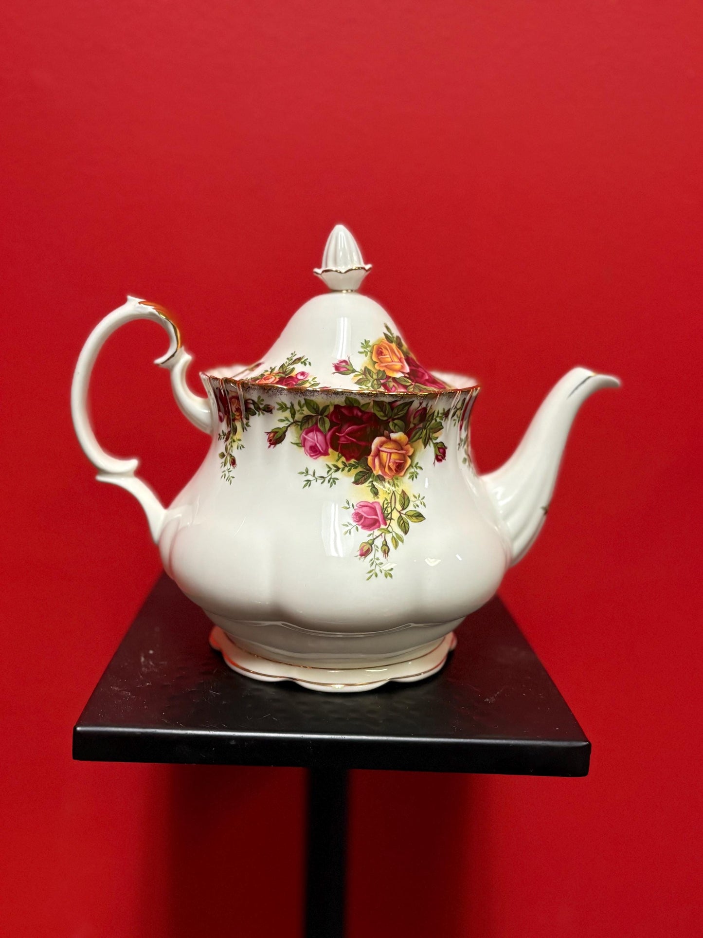 Beautiful Royal Albert old country rose teapot in mint condition