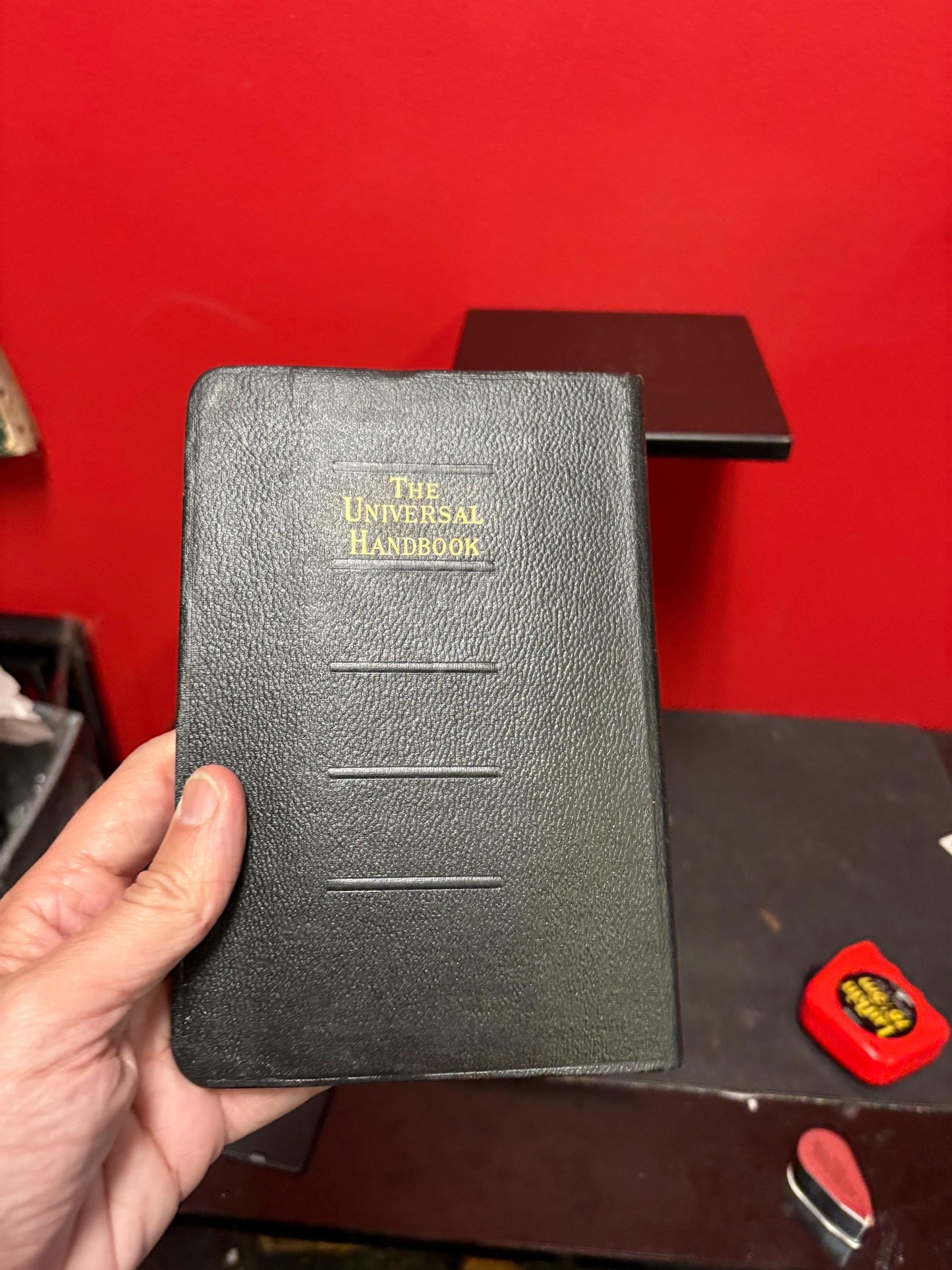 Antique edition of the universal handbook in great condition