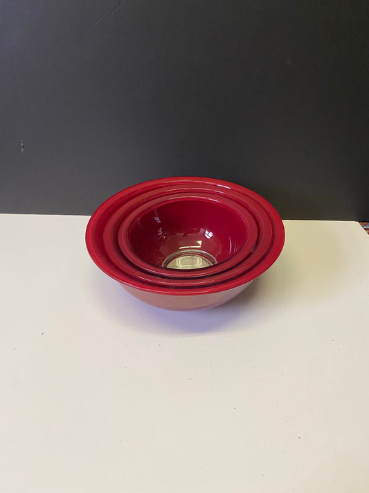 Absolutely fabulous vintage Pyrex cranberry coloured bowl set 322 323 325 bowls in Pristine condition!!