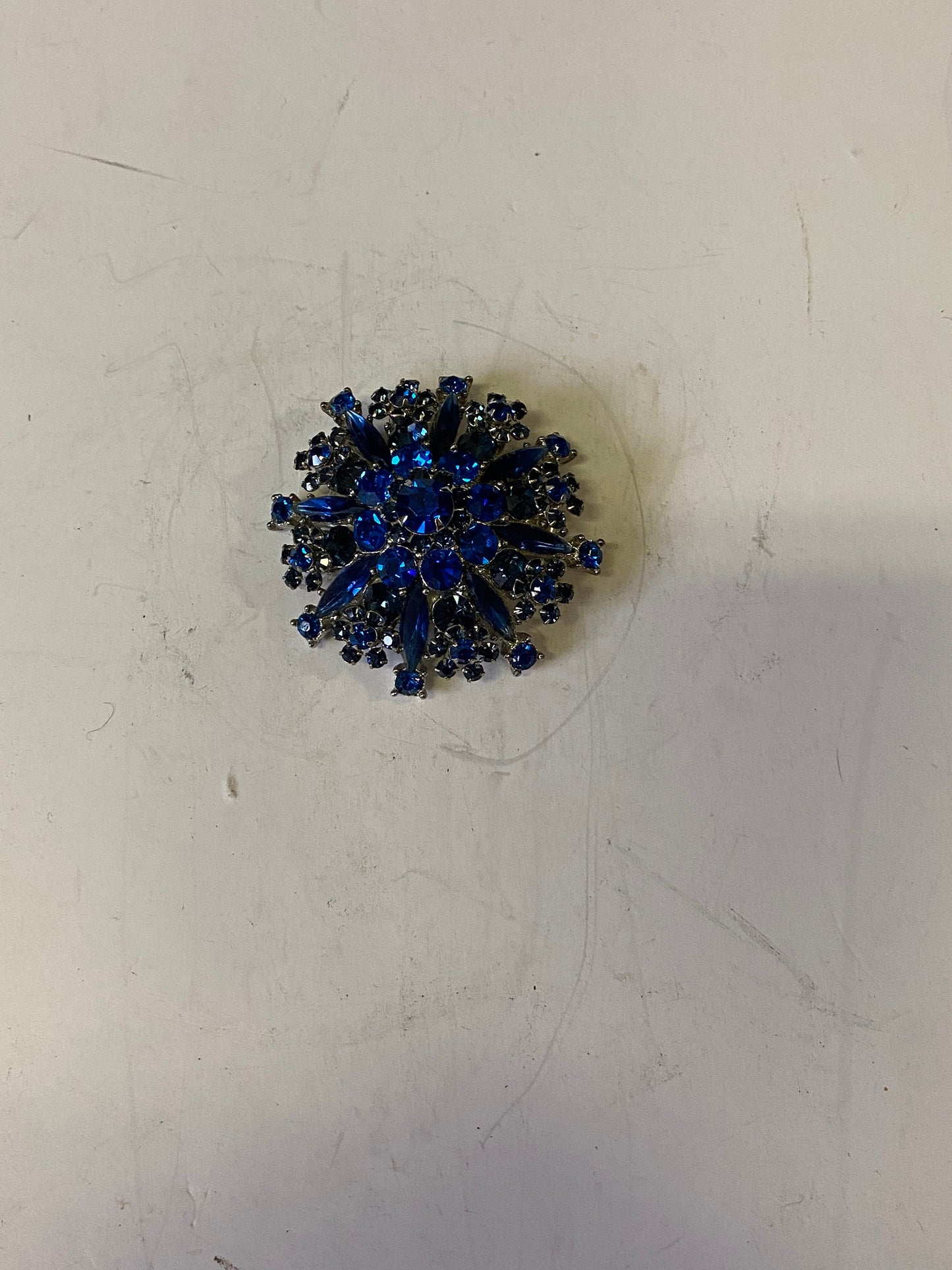 Absolutely stunning 2 inch rhinestone brooch  perfect condition