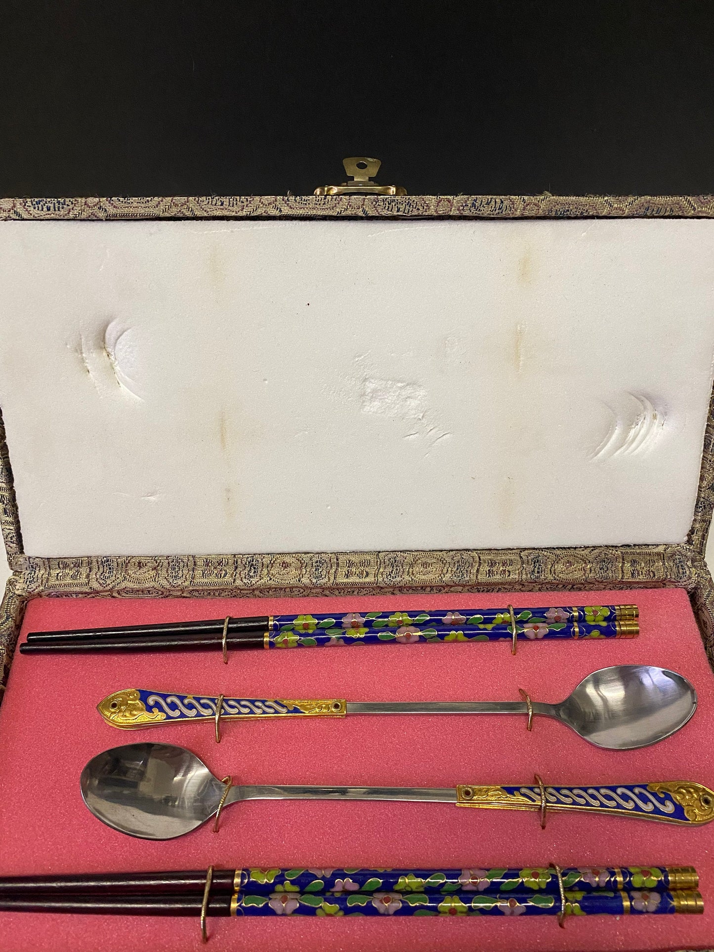 Vintage attractive cloisonné Chopstick and spoon set in original box  ready to use!