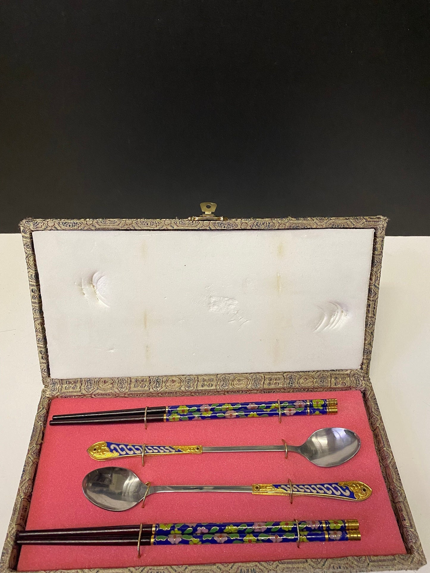 Vintage attractive cloisonné Chopstick and spoon set in original box  ready to use!