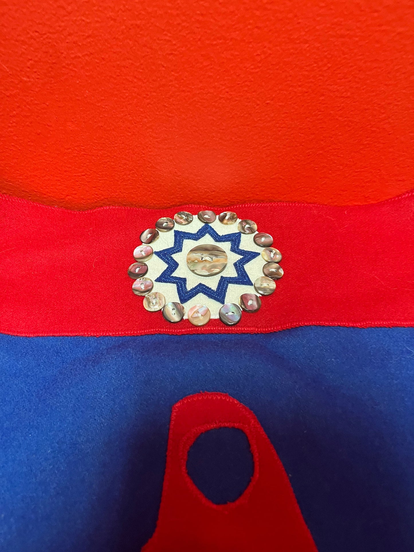 A  Museum quality 18 x 12 indigenous pacific northwest coast Salish  mother of pearl buttoned fabric killer whale textile - wow