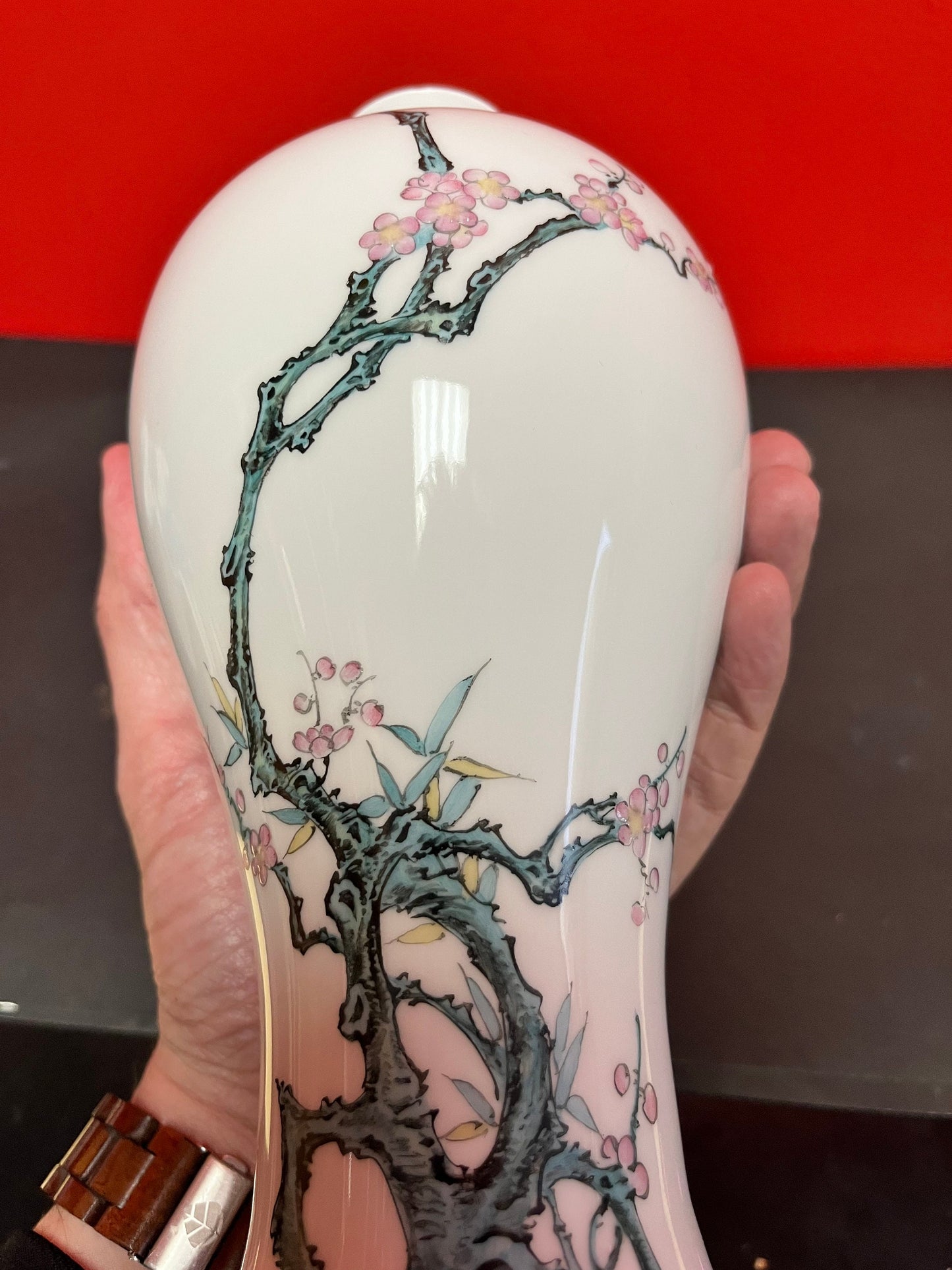 Beautiful 10 inch Japanese signed porcelain vase in perfect condition
