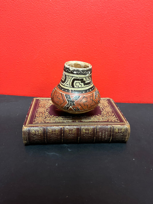 Navajo antique - Museum quality authentic antique Navajo vase  4 inches  great condition for age