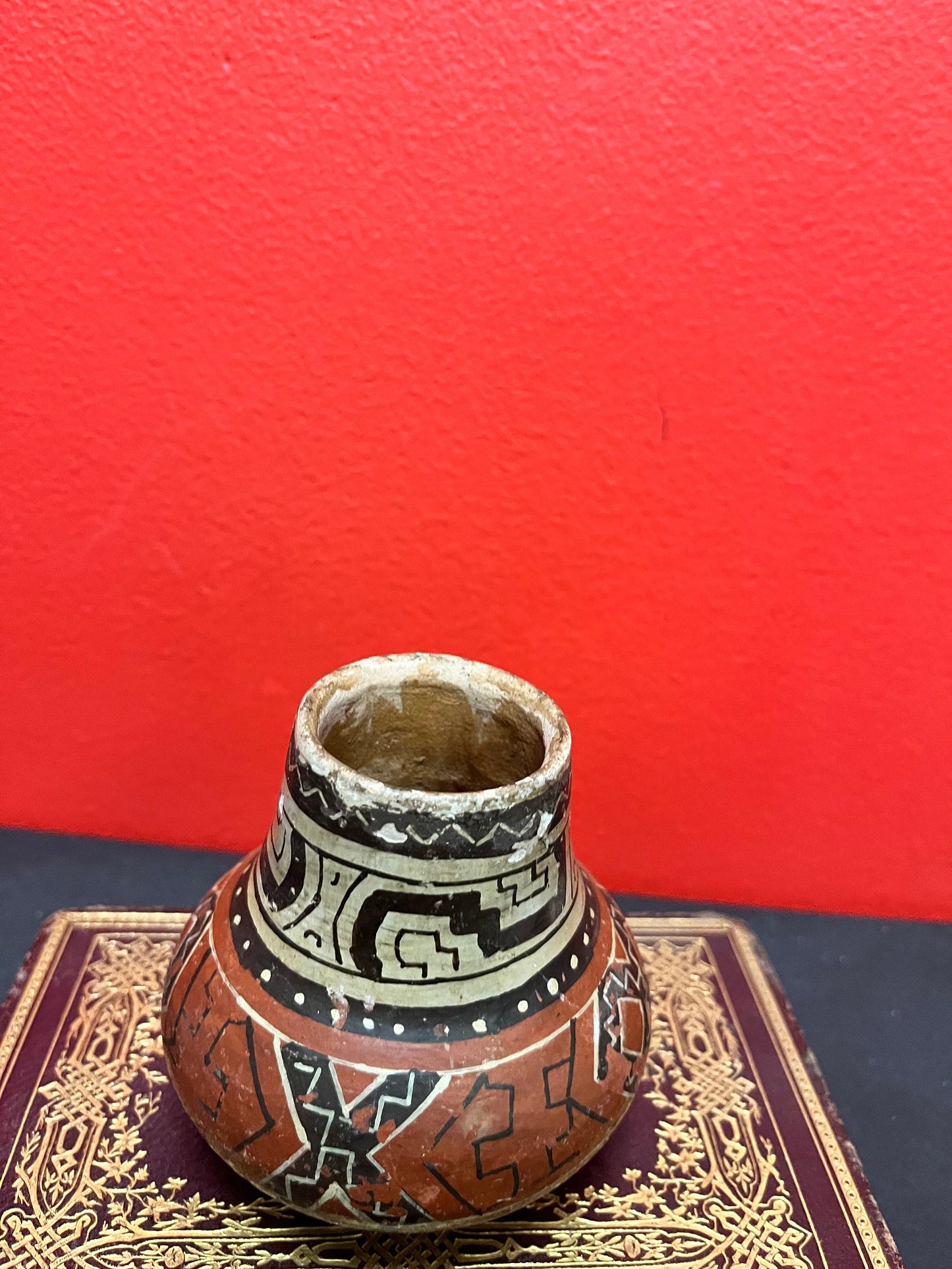 Navajo antique - Museum quality authentic antique Navajo vase  4 inches  great condition for age