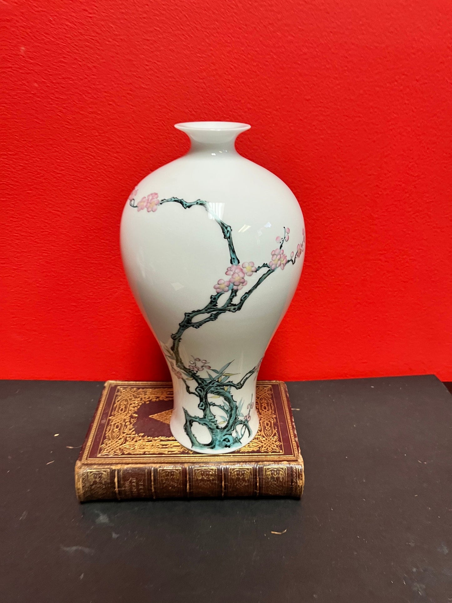 Beautiful 10 inch Japanese signed porcelain vase in perfect condition