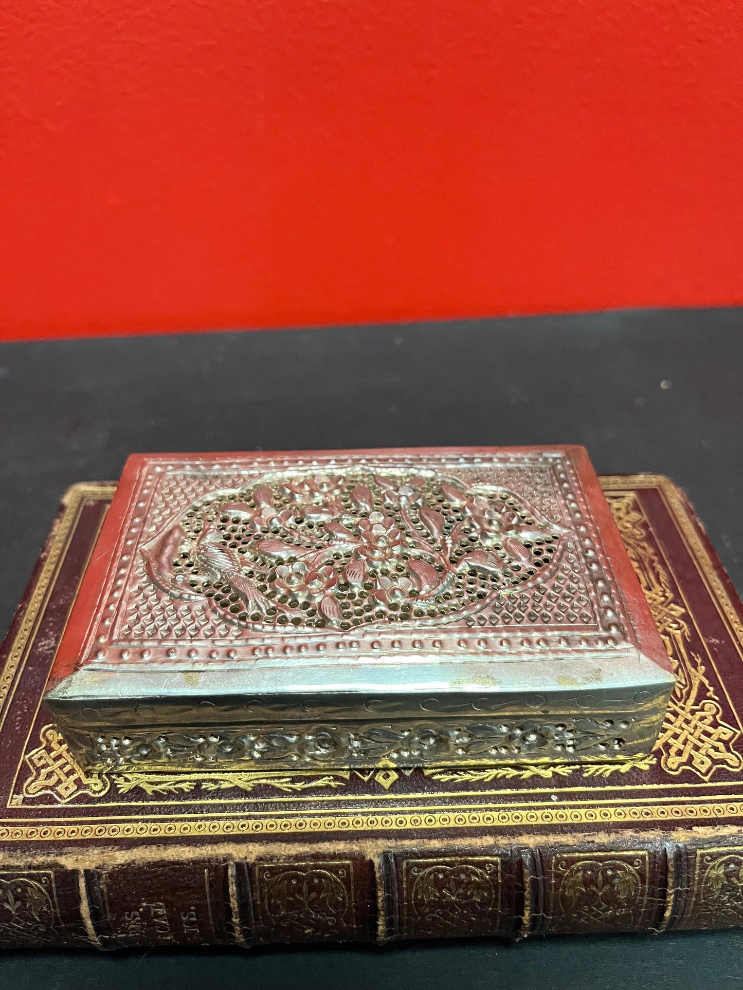 A  Stunning antique Chinese solid Sterling box  4.25 x 3 x 1 high.  intricate detail and signed by Wang Hing