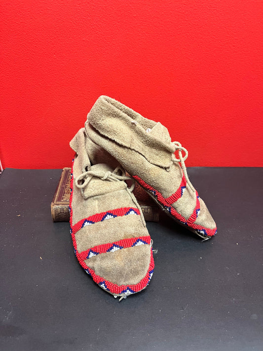 Fabulous 9.5 inch long indigenous first nations Canadian beaded moccasin shoes  9.5 inches long