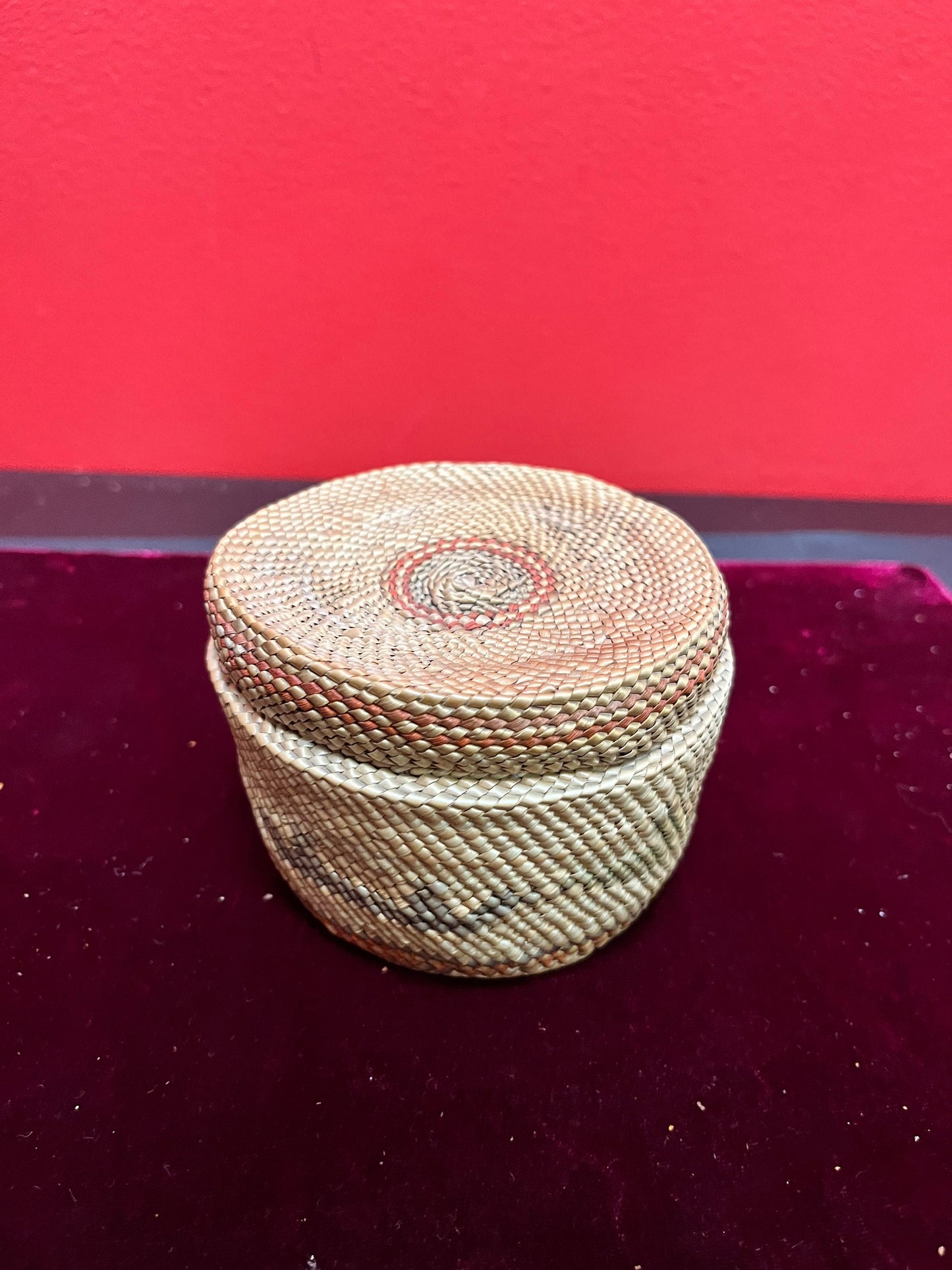 Stunning indigenous 3 inch high first nations coast Salish rightly woven basket - great condition